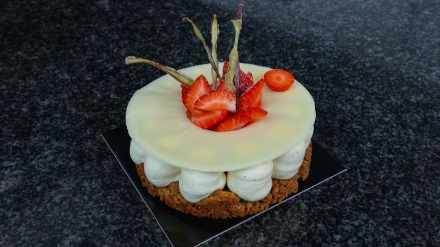 Von Dutch: een zomers aardbei-rabarbertaartje.