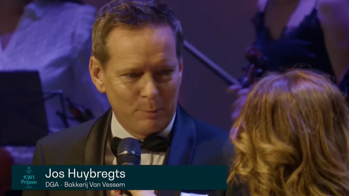Jos Huijbregts in gesprek met presentatrice Sophie van Enk bij de bekendmaking van de winnaars.
Foto: still aftermovie