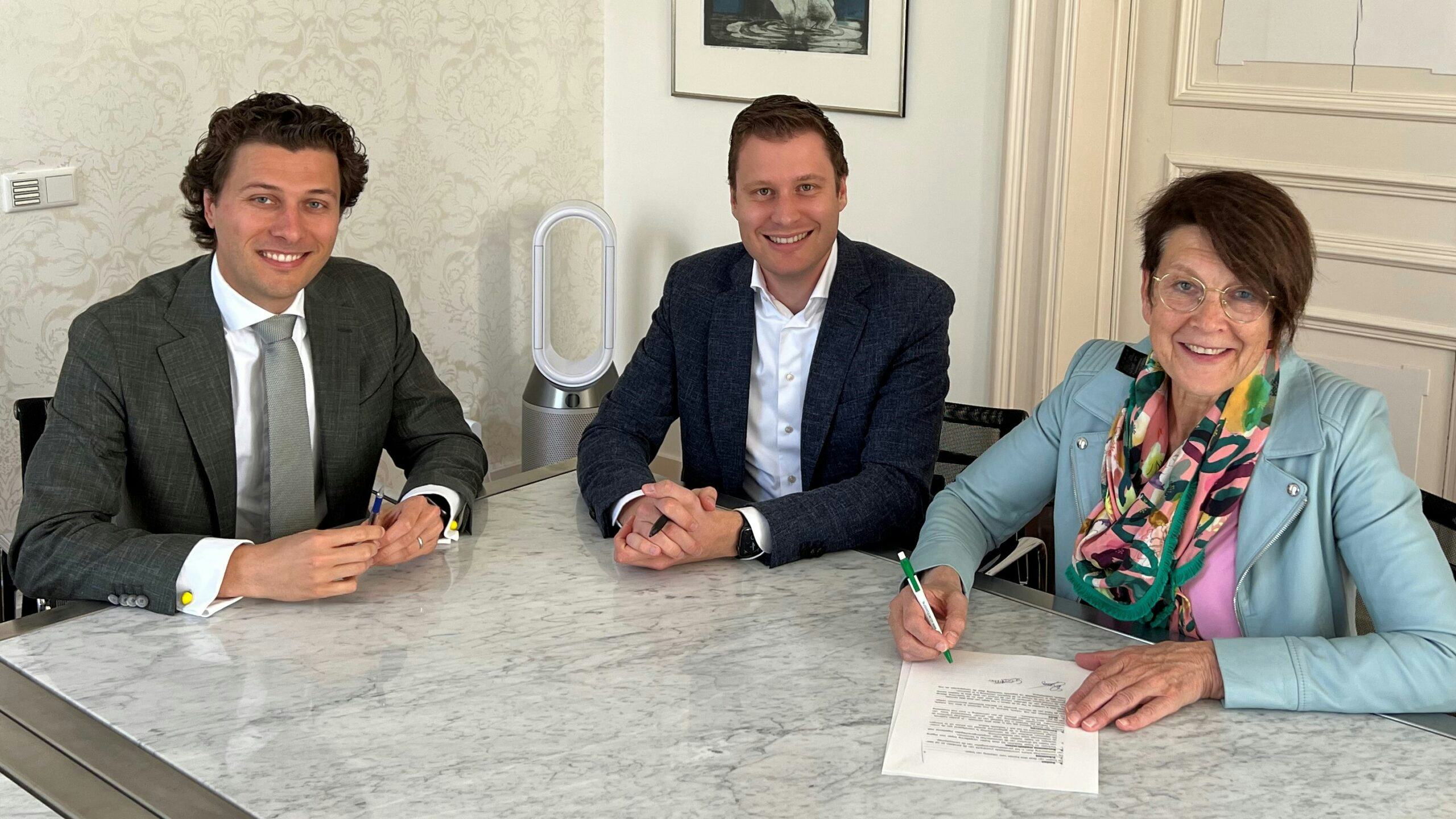 Directeur Toos Houwers (r) tekent de overeenkomst met Gijsbert de Boer en Stefan Paap van  CleanIT Solutions. 
Foto: CleanIT Group