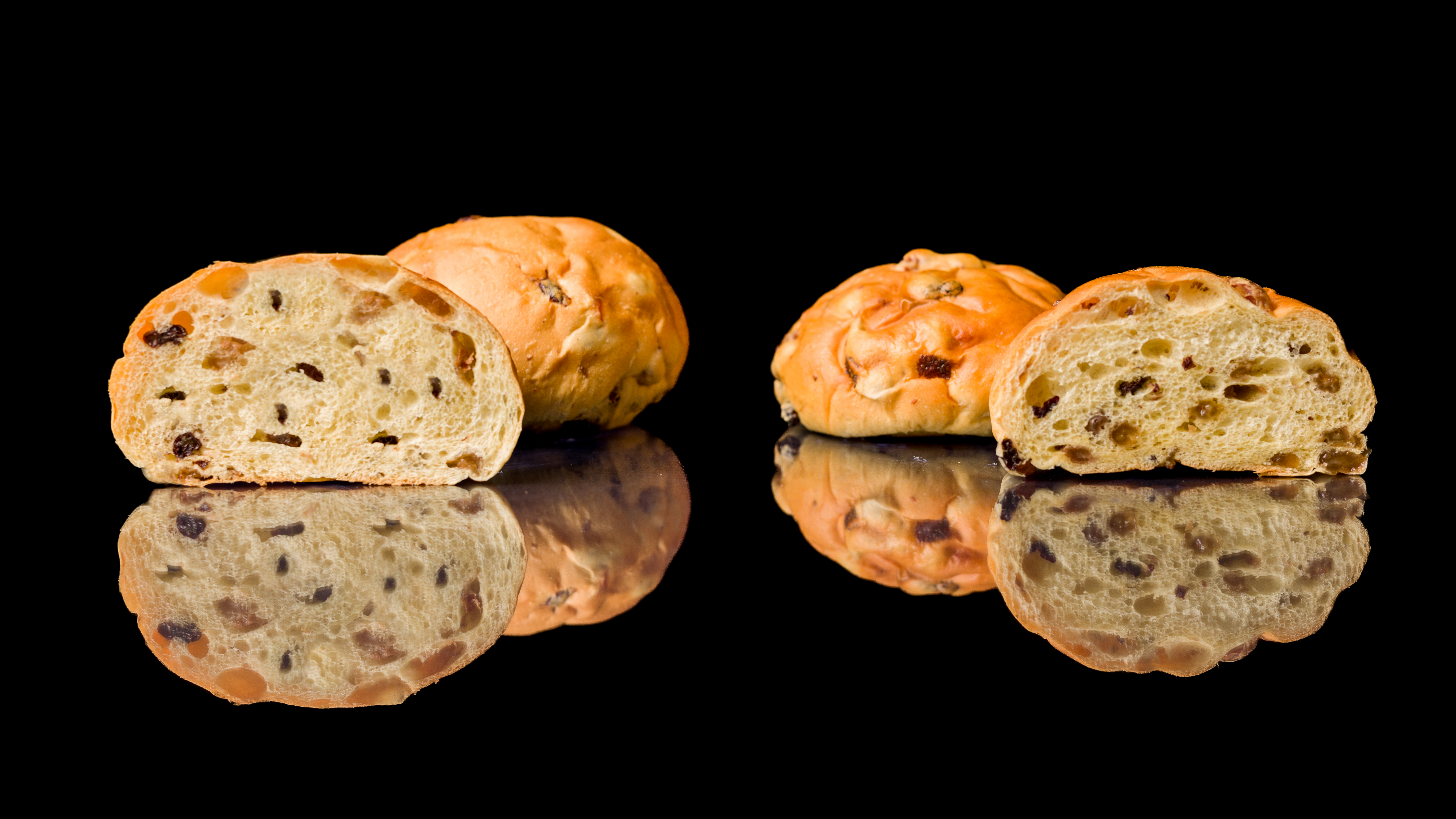 Gevuld kleinbrood, voor en na (links) het vacuüm koelen. 