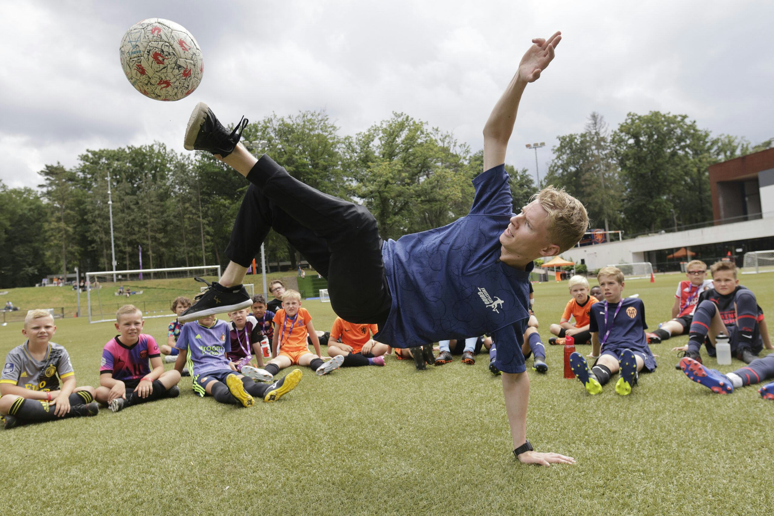 Freestyler Guido van Moorselaar laat zien wát je allemaal met een bal kunt doen. Daarna zijn de kinderen aan de beurt.
Studio Kastermans/Danielle van Coevorden