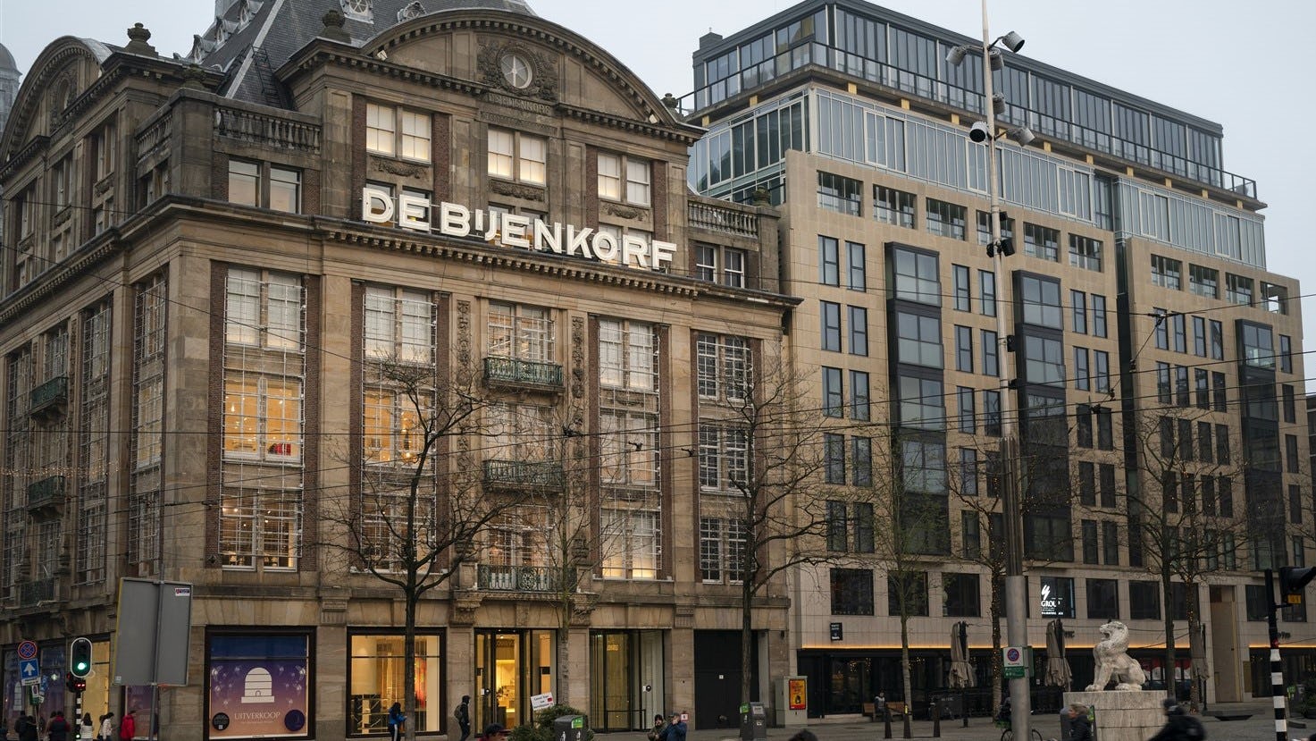 De Bijenkorf in Amsterdam sluit voorlopig drie avonden per week haar deuren.