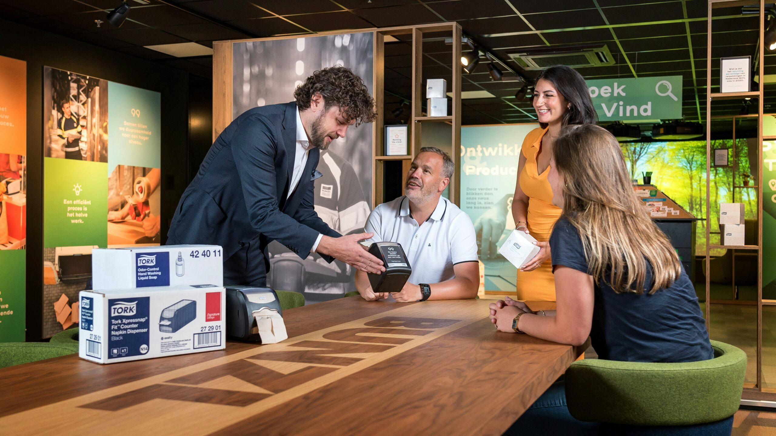 Producttraining door Joost Bos (Essity) aan collega's Bunzl Retail & Industry. Foto: Jelle Wielinga