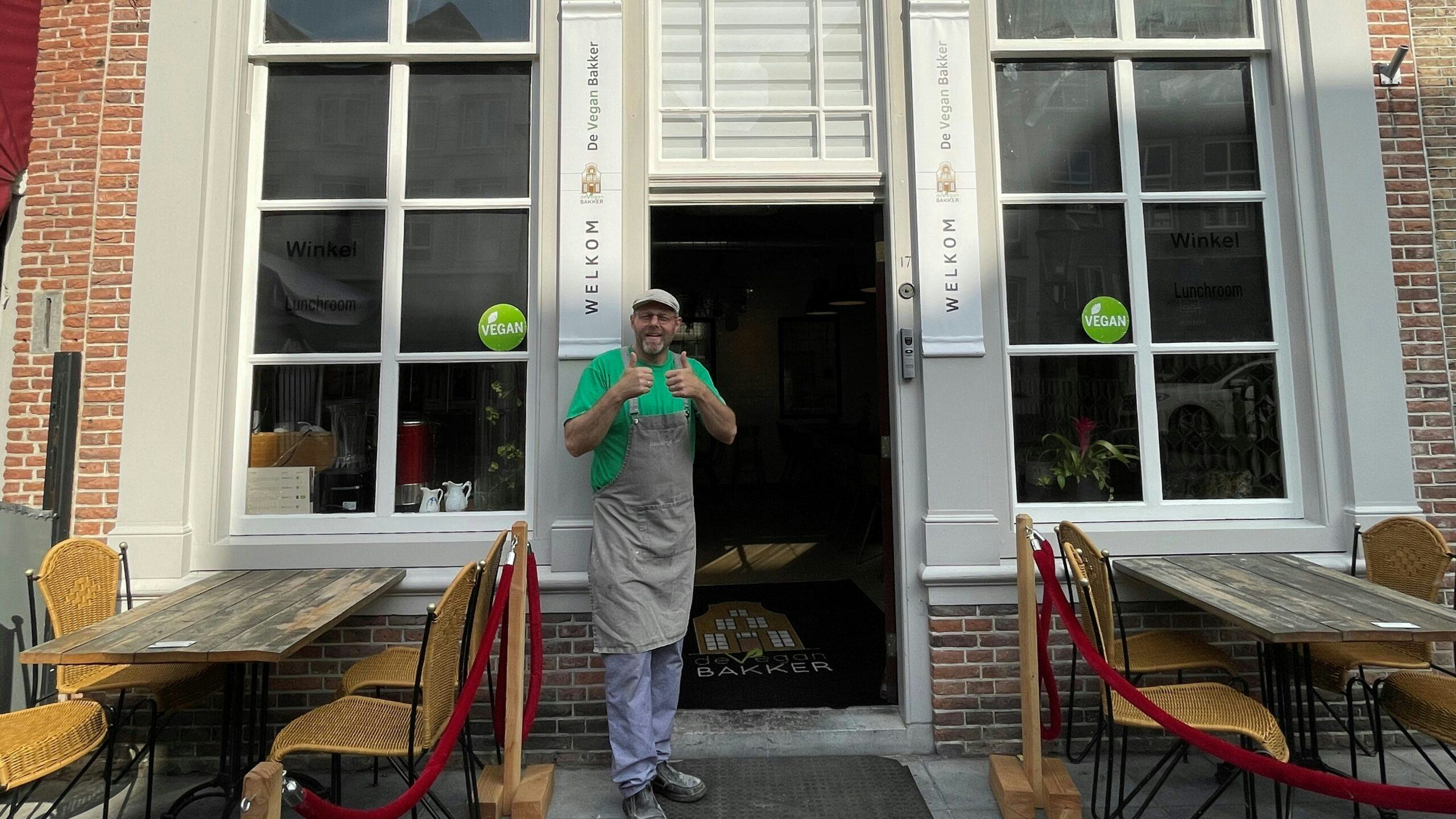 Lucas Vermeulen voor zijn nieuwe, vegan bakkerij. 
Foto's: Vermeulen