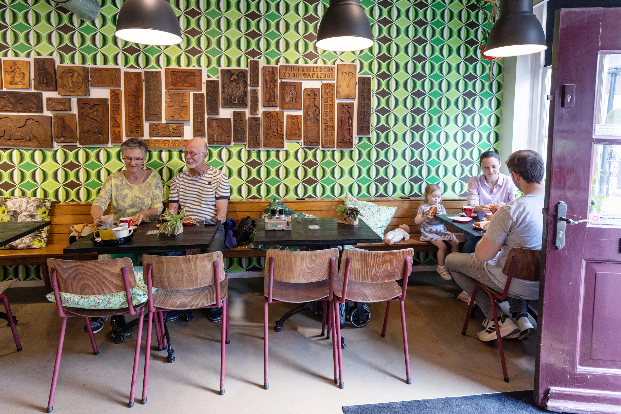 De lunchroom is retro ingericht en spreekt jong en oud aan.