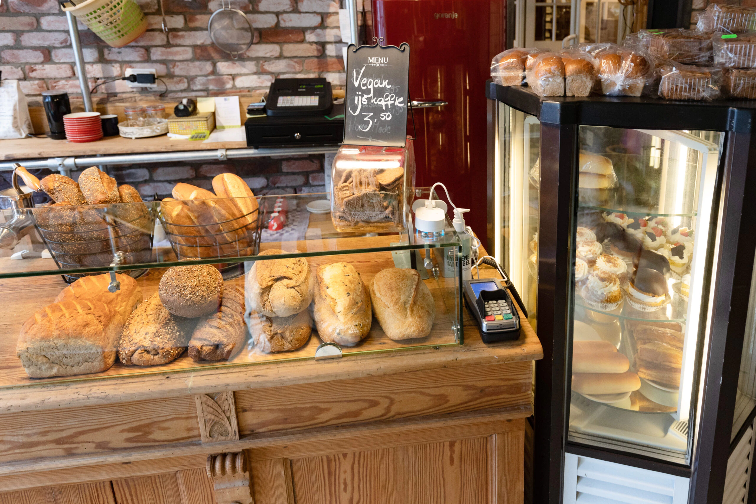 Een greep uit het broodassortiment van De Vegan Bakker.