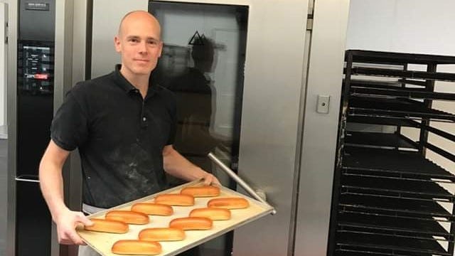 In de Jumbo wordt straks een gedeelte van het broodjes- en broodassortiment van Bakkerij van de Mortel verkocht, waaronder de prijswinnende Brabantse worstenbroodjes. Foto: Facebook