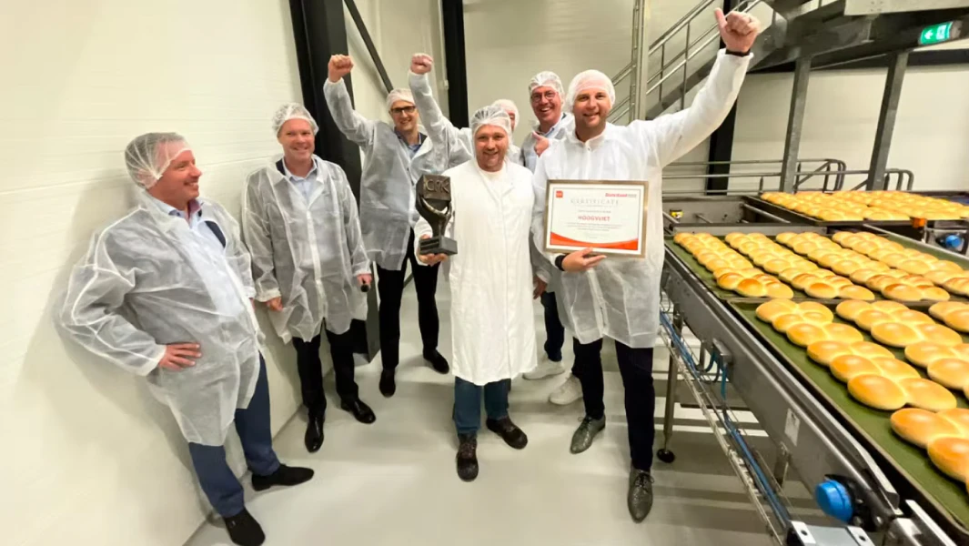 Het team van Hoogvliet ontvangt de oorkonde.
Foto: Distrifood