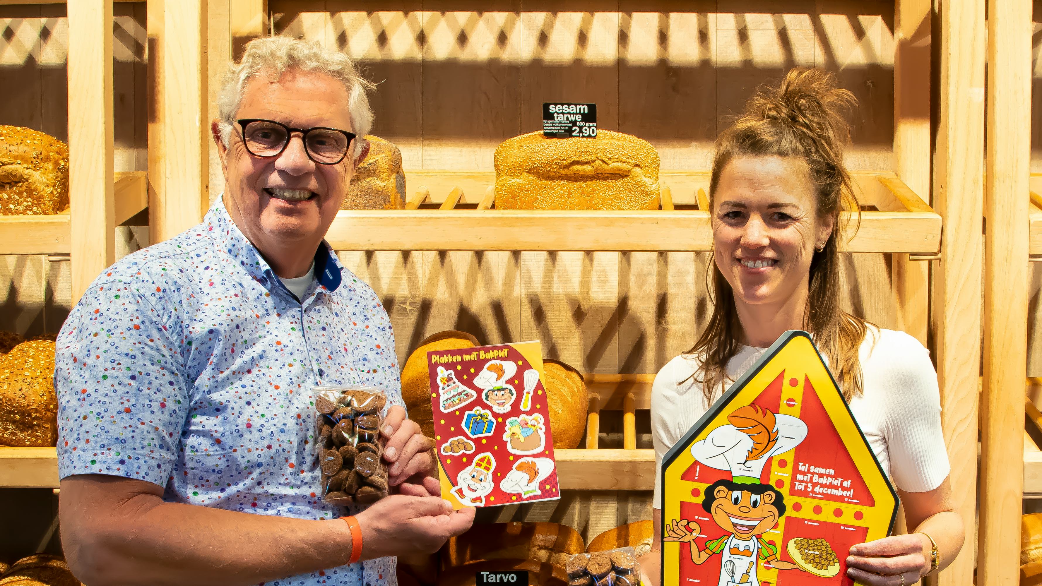 Paul van Pelt toont samen met Yonne Vermeulen de aftelkalender aan de vakbladpers.