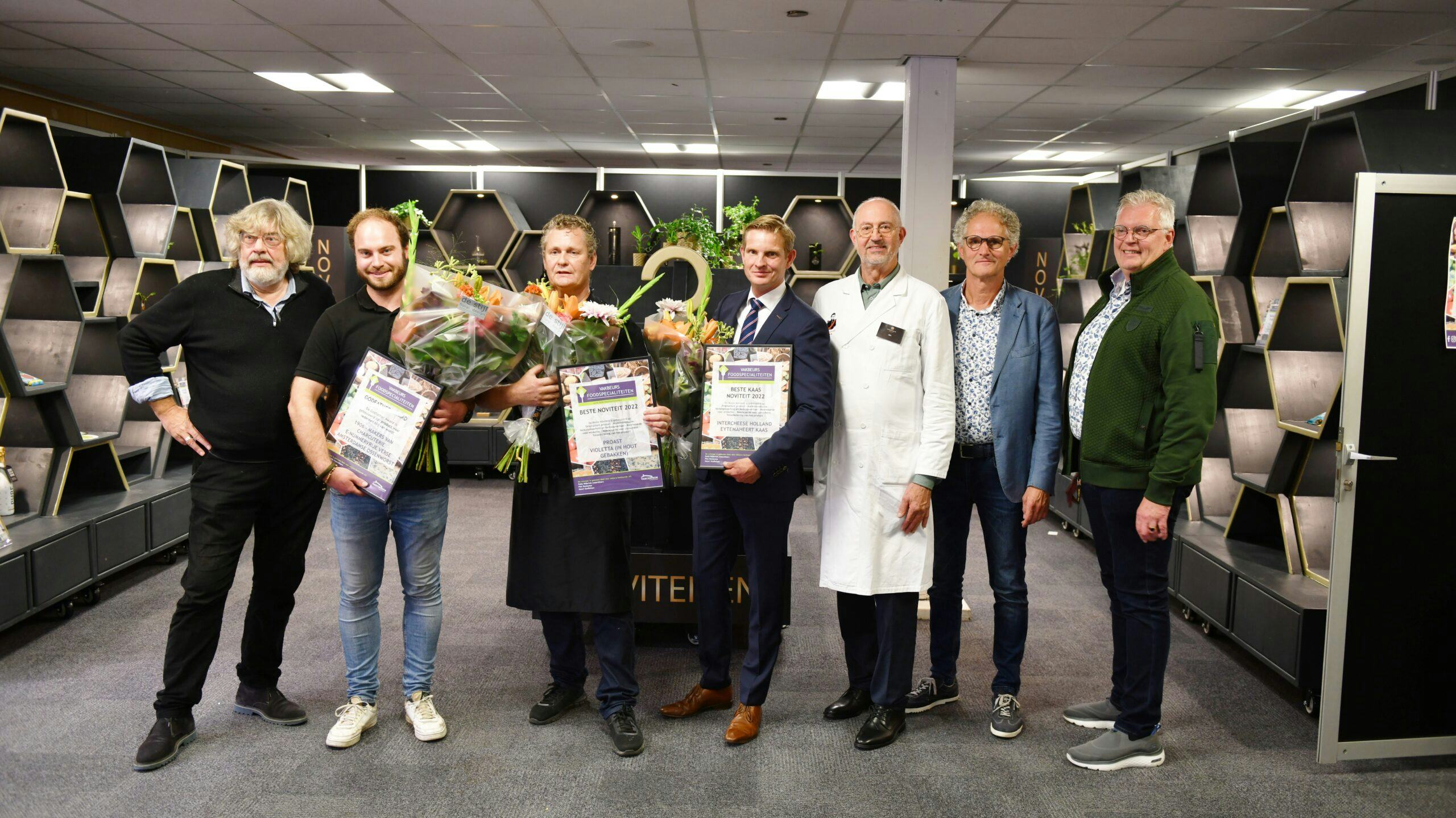 Uitreiking Beste Noviteit 2022, van links naar rechts: Felix Wilbrink (juryvoorzitter), Bram Hakvoort (1906 makers van charcuterie), Leo van Kempen (Leo van Kempen Bakkerij), Maurits Tepper (Eytemaheert), Jan Craens (Kaaslust), Piet Renkemaar (jury), en Henri Stoffelsen (jury)
