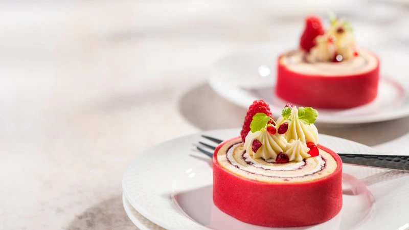 Red Rolo: Een fris feestelijk gebakje met cake, framboos, marsepein. Foto: Zeelandia