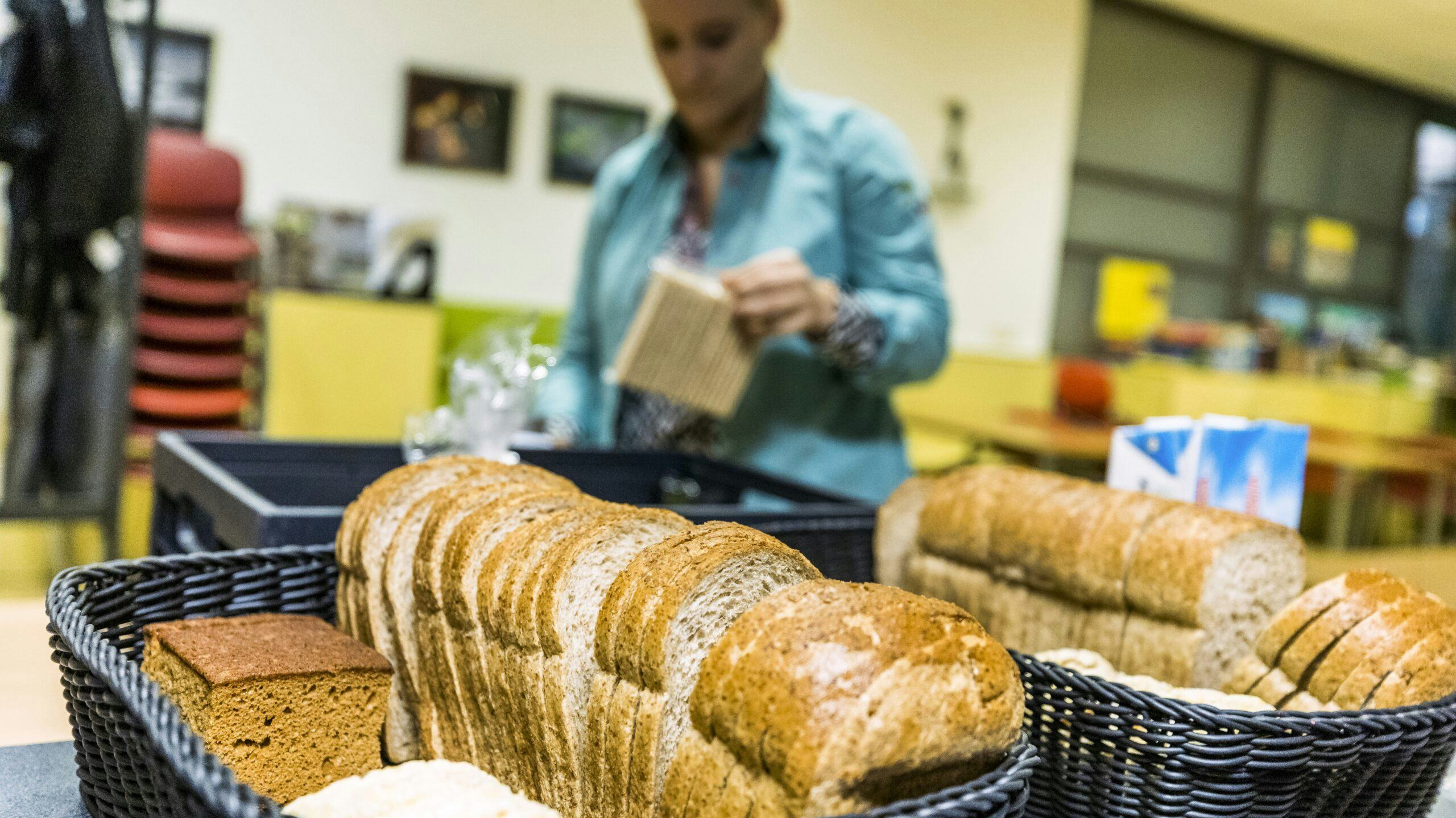 Gezonde producten in schoolkantines, zoals volkorenbrood, dragen bij aan de gezondheid van jongeren. Foto: ANP