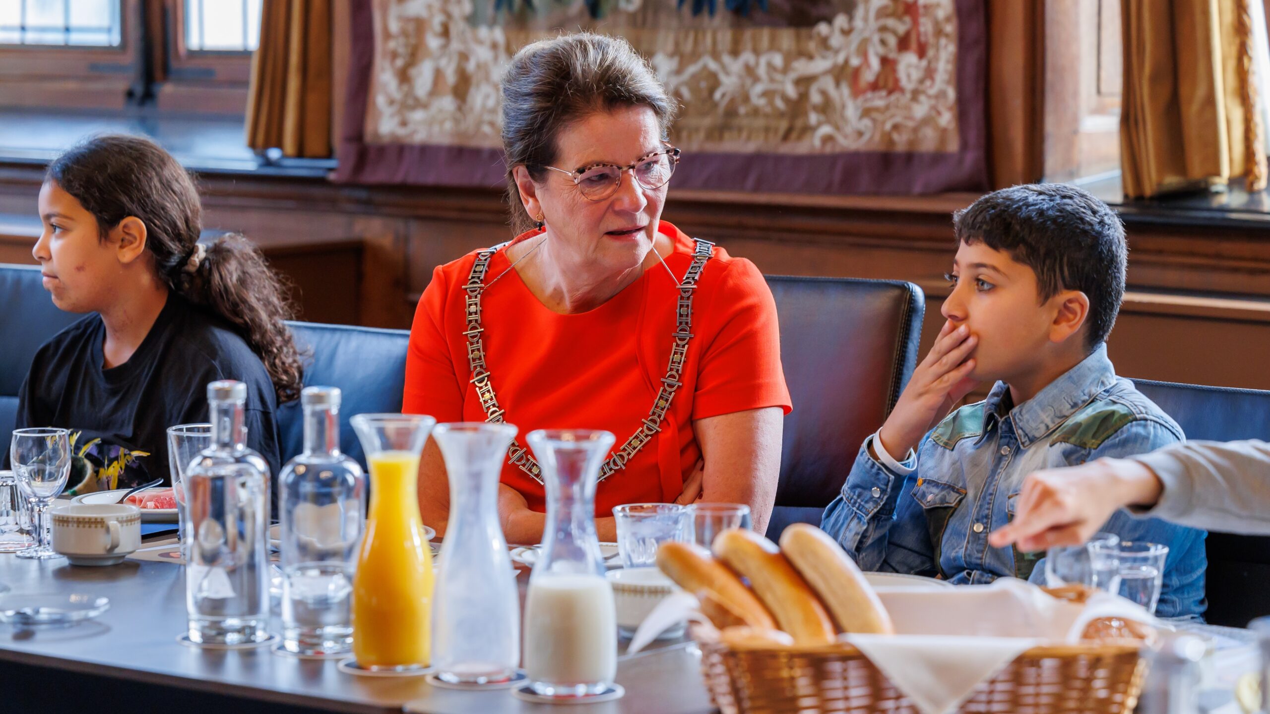 Basisschoolkinderen van de Mosaïek vragen samen met de bakker en burgemeester Penn te Strake aandacht voor gezond ontbijt in de collegekamer in het stadhuis van Maastricht. Daarna volgde nog een bezoek aan de oude raadzaal en de kamer van de burgemeester in 2022 Foto: ANP/Hollandse Hoogte/Jean-Pierre Geusens
