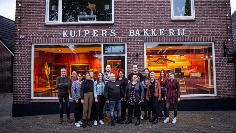 Het team van Bakkerij Kuiper gaat vanaf morgen geleidelijk verder onder de bedrijfsvoering van Bakkerij Nollen.
Foto: FB