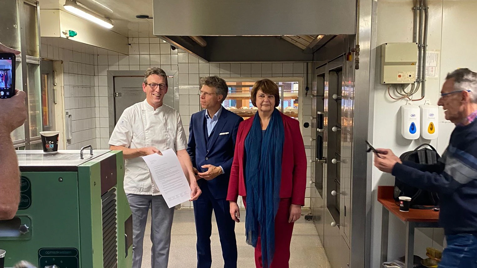 Weit Hamersma biedt brandbrief aan de burgemeester en wethouder van Economische Zaken aan.
Foto: Hamersma