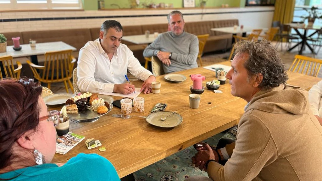 Hawre Rahimi verzamelt informatie tijdens het gesprek in het Bakkerscafé van Bakkerij Carl Siegert. Het zijn voor hem data om goed beslagen ten ijs te komen in de Kamer.
Foto's: Siegert