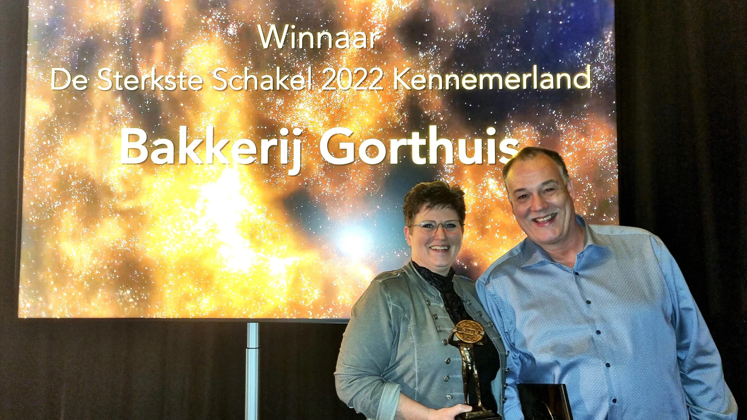 Peter en Aria Gorthuis met de felbegeerde trofee.
Foto's: SKK