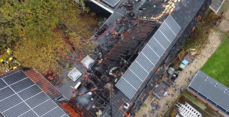De brand heeft een belangrijk deel van de bakkerij verwoest.
Foto: still