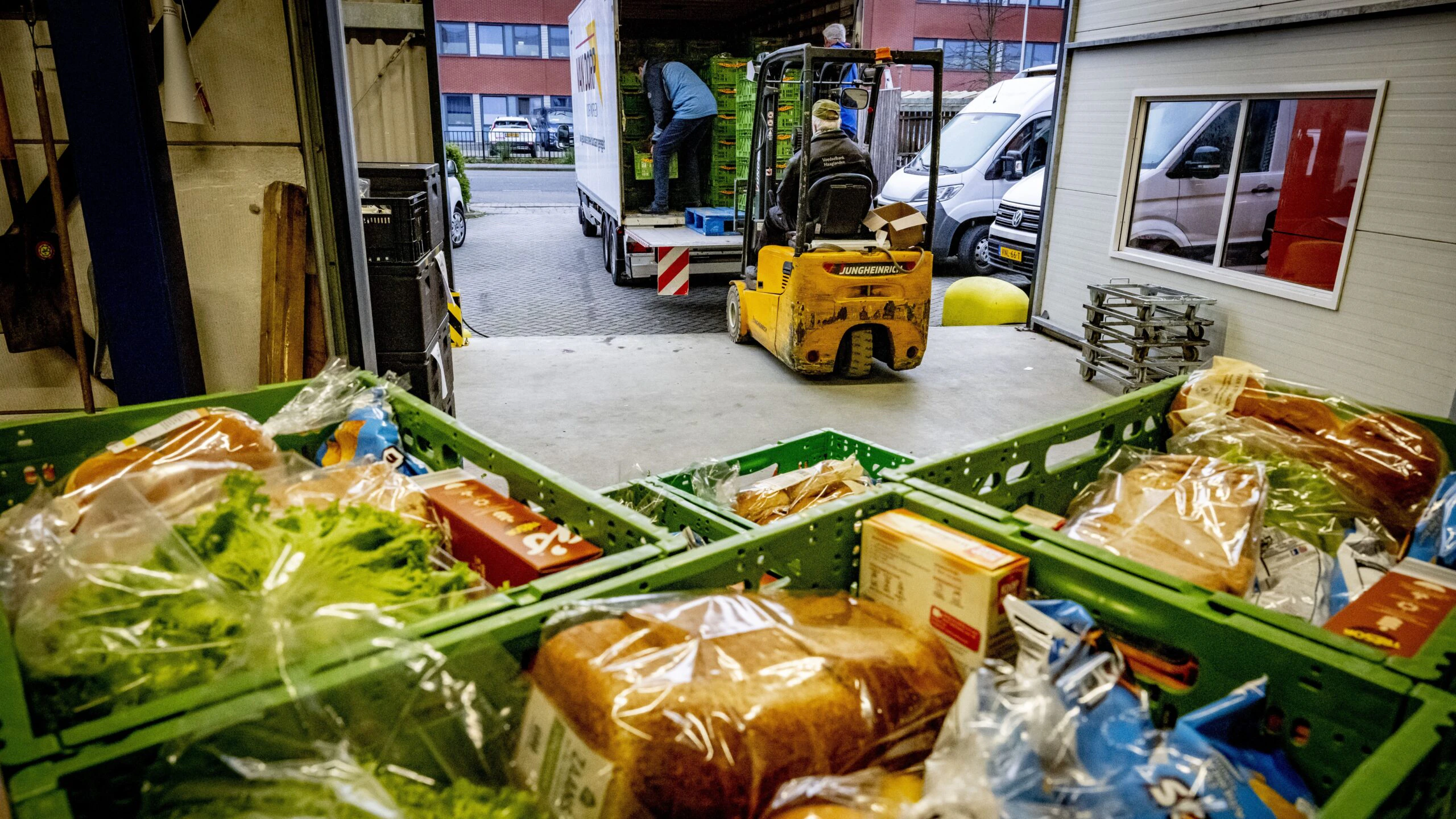 Vrijwilligers van de voedselbank in Den Haag zijn voedselpaketten aan het inpakken . Door de hoge inflatie hebben steeds meer mensen moeite om rond te komen en steeds meer mensen maken gebruik van de voedselbank. ANP/Hollandse Hoogte/ Robin Utrecht