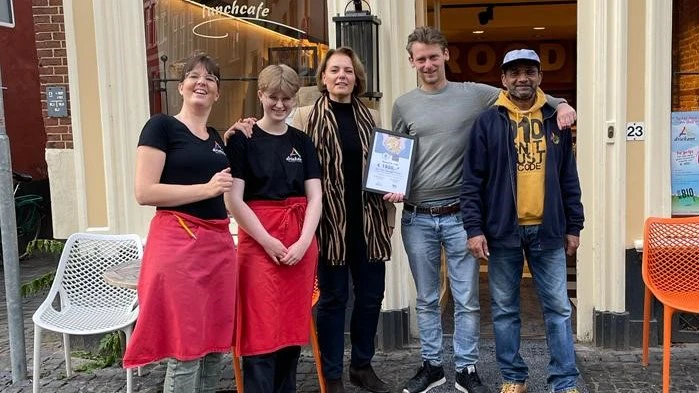 Marijn Smit (2e van rechts) overhandigt de cheque aan Annemarie de Groot-Bakker (m) van The Hunger project.
Foto: Driekant