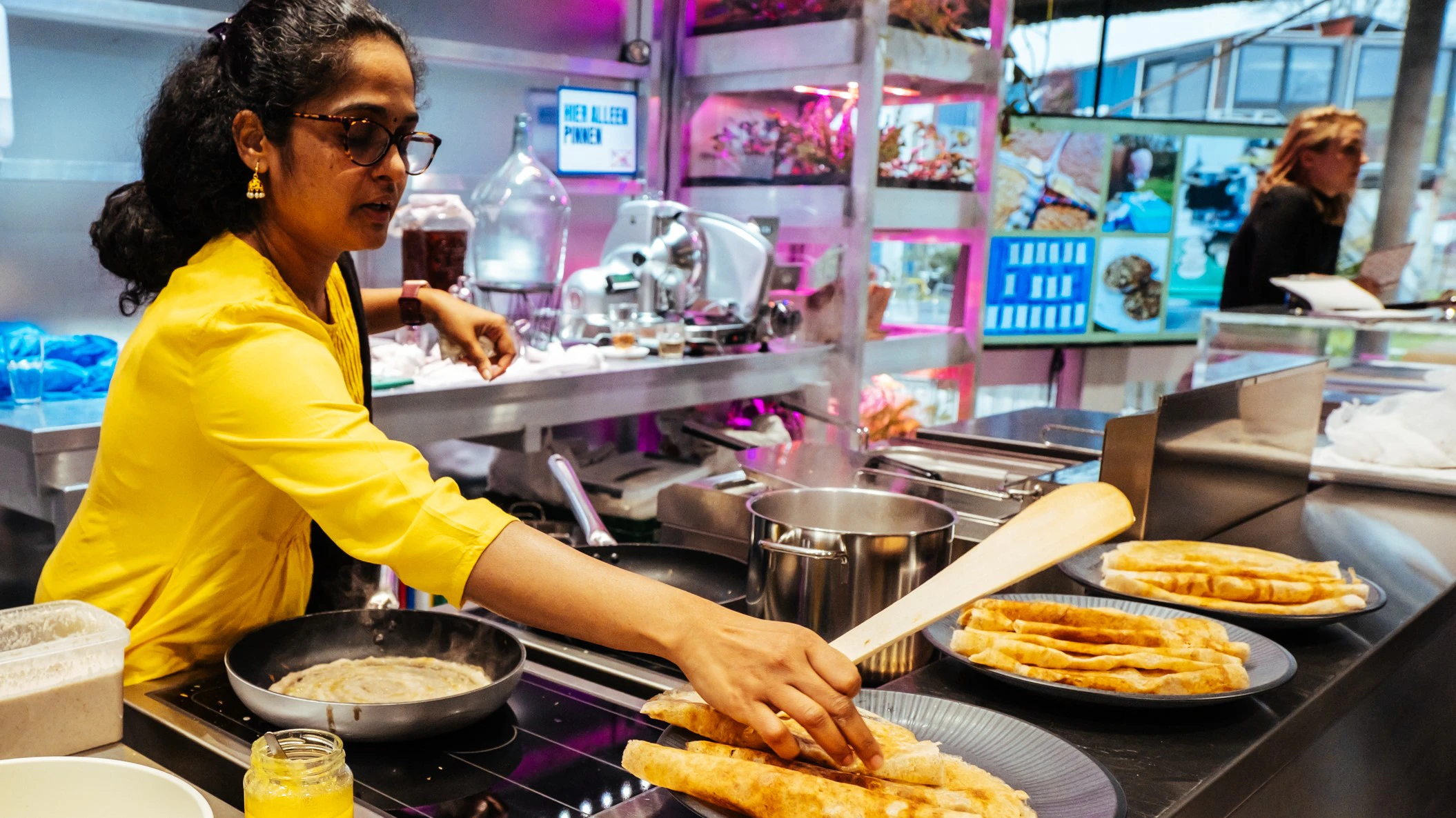 Hindoestaanse pannenkoeken van linzen en tarwe. Voedertarwe heeft een positief effect op de smaak. Foto's: Tess Janssen