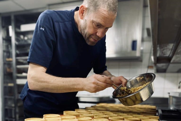 Horeca-patissier Piet Taselaar is op 54-jarige leeftijd overleden tijdens zijn werk. Foto: MH