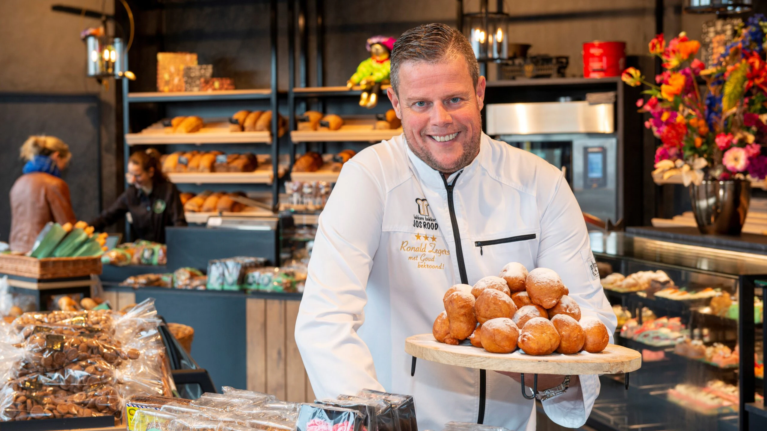 Ronald Zegers van Bakkerij Jos Rood hoopt een hogere efficiëntie te behalen met de nieuwe doseermachine. Foto's: Wick Natzijl