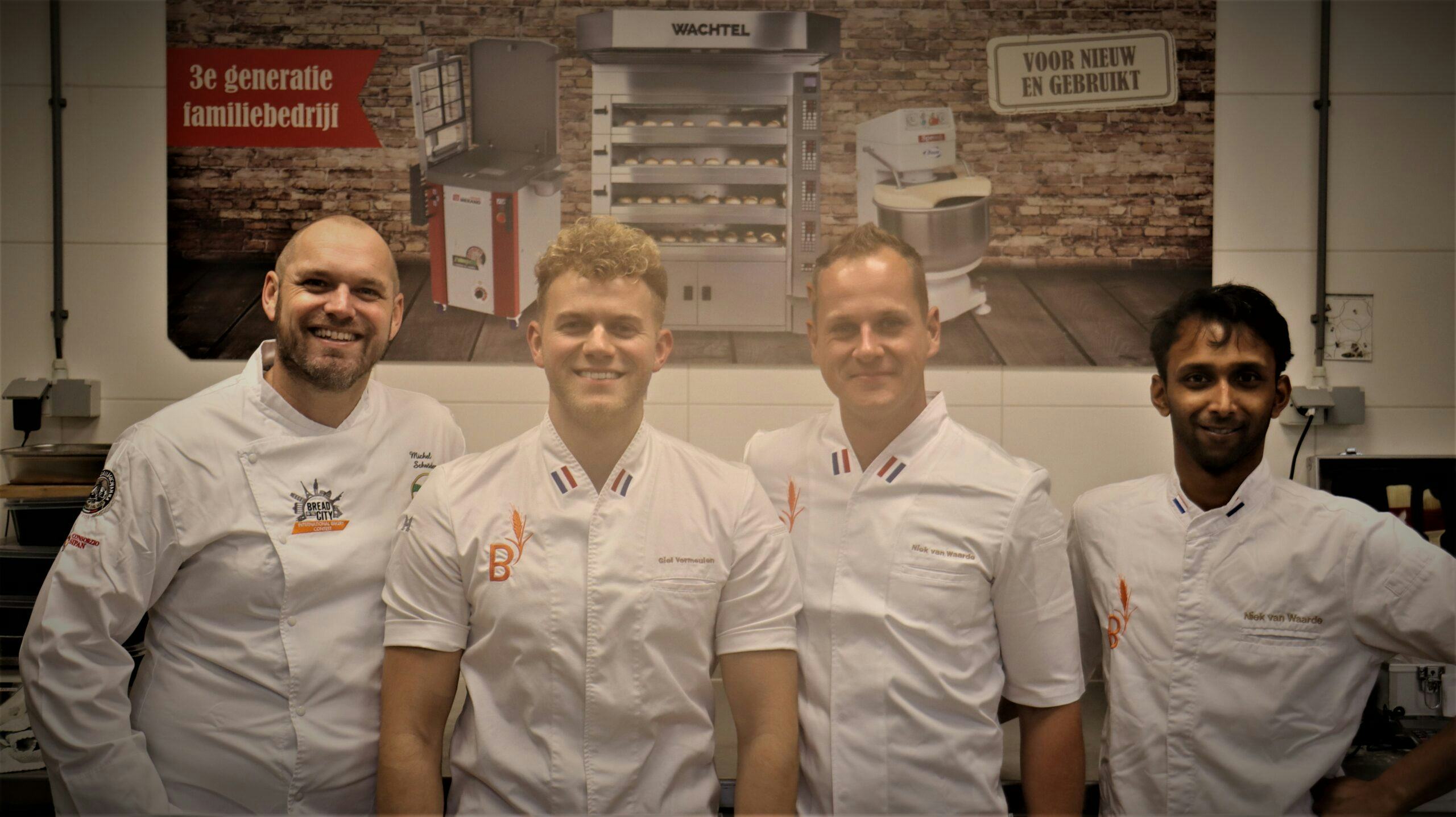 De afvaardiging van het Boulangerie Team in 2023 tijdens de International Bakery Cup: coaches Michel Schröder (links) en Niek van Waarde (2e van rechts) en deelnemers Giel Vermeulen en Suranga Kellaert (r).
Foto: BT