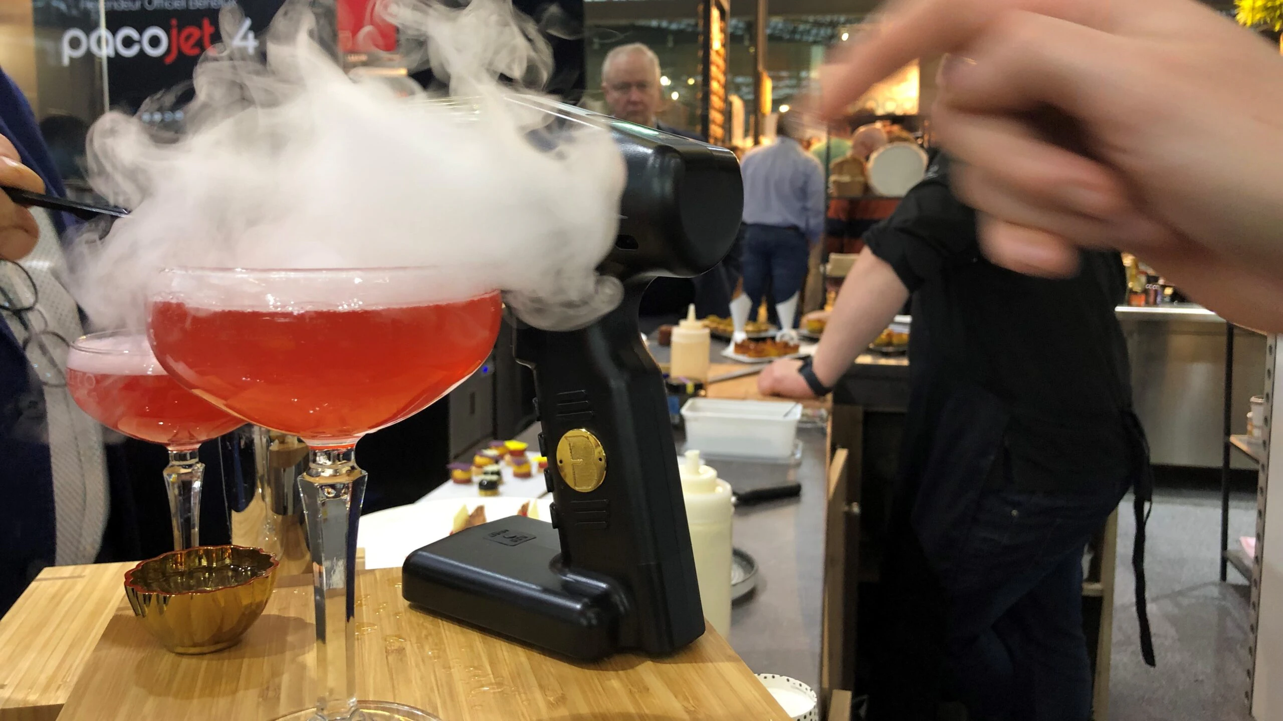 De klant in de horeca wordt graag verrast, vooral rook en vuur zijn in trek, vertelt een gastvrouw bij NV Cnudde.