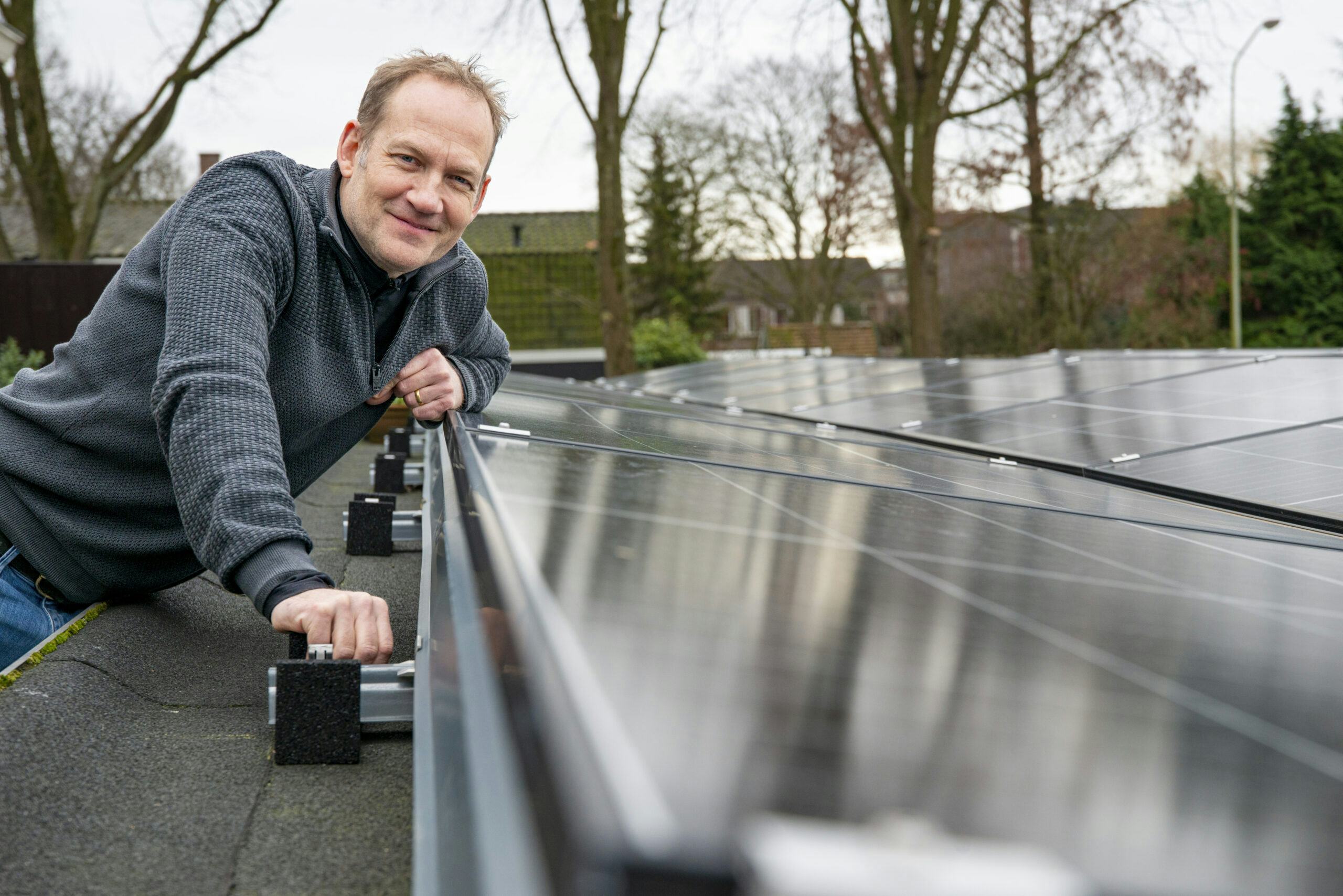 Rein Otten liet zonnepanelen op het dak van zijn bakkerij leggen om energie te besparen en de klimaatdoelen van het kabinet te halen. Foto's: Wick Natzijl
