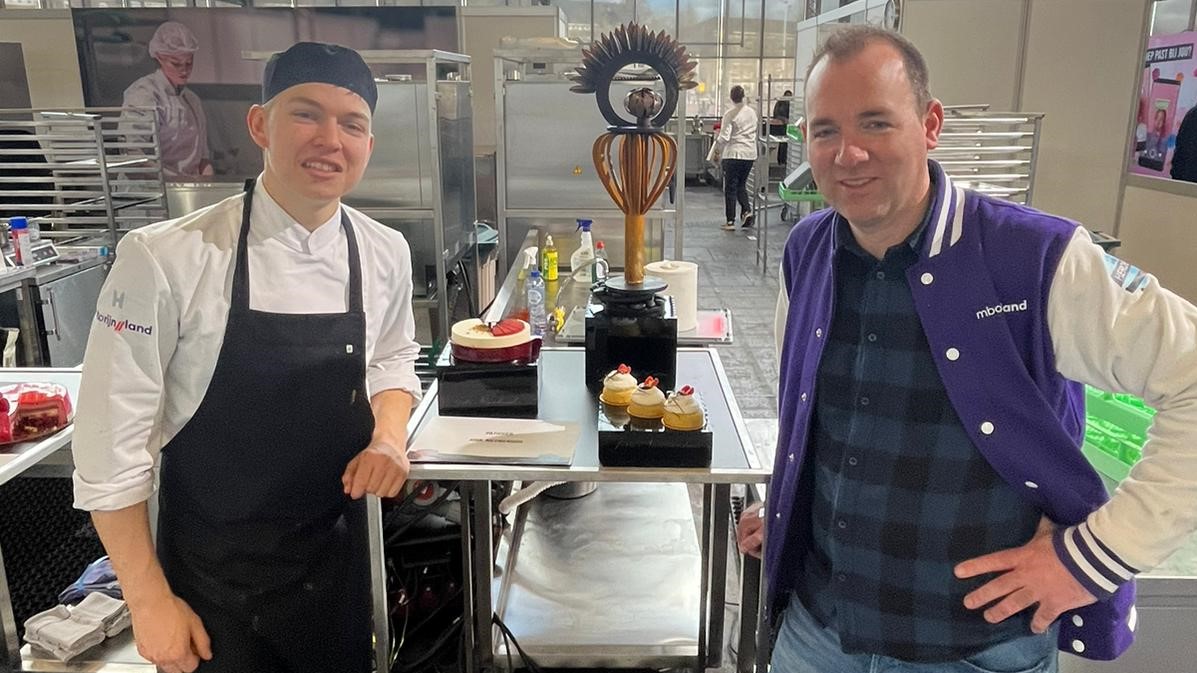 Jorn Nieuwenhuis en zijn docent Wynand Starreveld bij Jorns showstuk voor Skills the Finals 2023. Foto:  mboRijnland