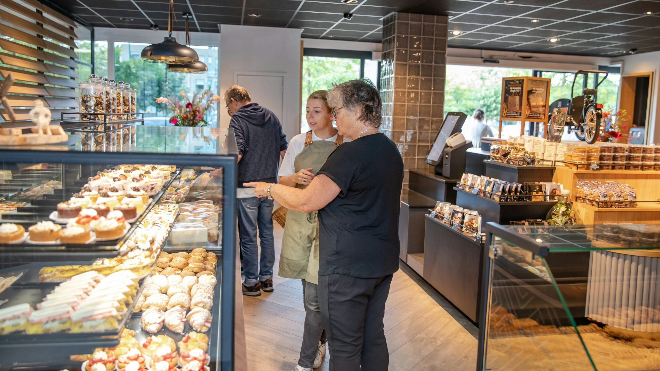Van der Veer heeft het type winkel waarin bediening en zelfbediening een goede mix vormen. Inmiddels heeft de bakker een categorie klanten in huis, die het gebruik van de zelfscanner geregeld gebruikt.
Foto's: Koos Groenewold