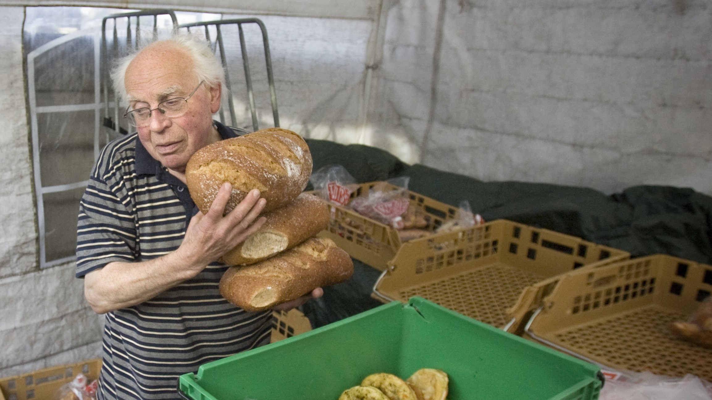 Gerrit Poels, ook wel Pater Poels, opa of broodpater genoemd. Poels stond 20 jaar lang elke dag om 1 uur op om ‘s nachts brood rond te brengen naar de armen van Tilburg op zijn fiets. Hij en zijn vrouw verzorgen brood voor 250 gezinnen in Tilburg, dat ze krijgen van bakkers en winkels.
Foto: ANP - Koen Verheijd
