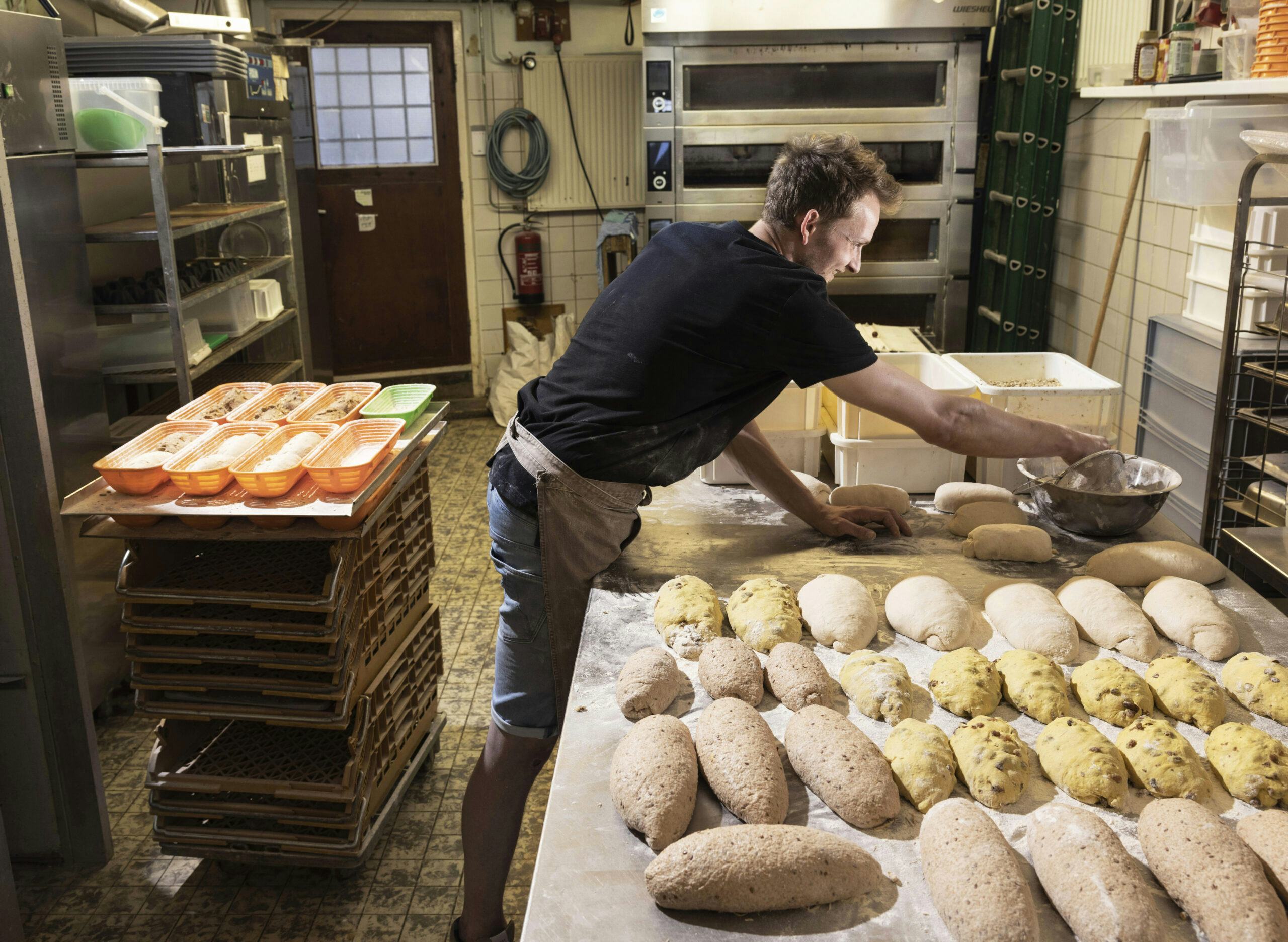 Erik van Rodijnen in zijn bakkerij in de oudste winkelstraat van Nijmegen.
Foto's: Bart Nijs