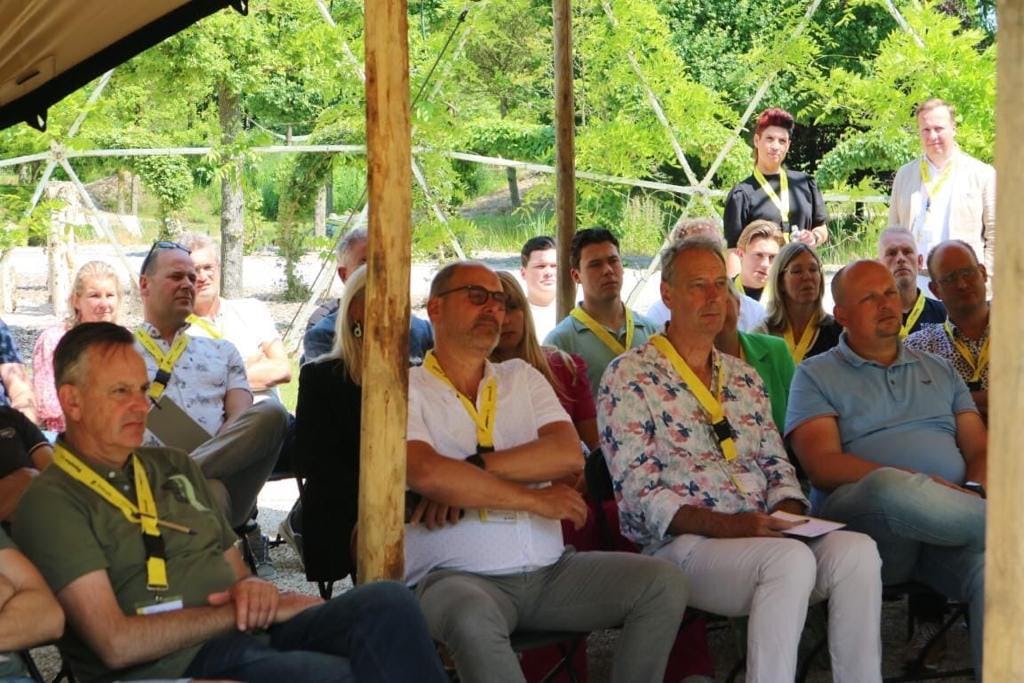 De toehoorders hingen aan Merlijns lippen, waarbij er geregeld flink werd gelachen toen de communicatiecoach het gedrag van de (baby-)boomers spiegelde. Foto's Zeelandia