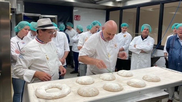 Dominique Planchot (l) en Pierre Nury laten hun deegbewerkingsmethode zien.