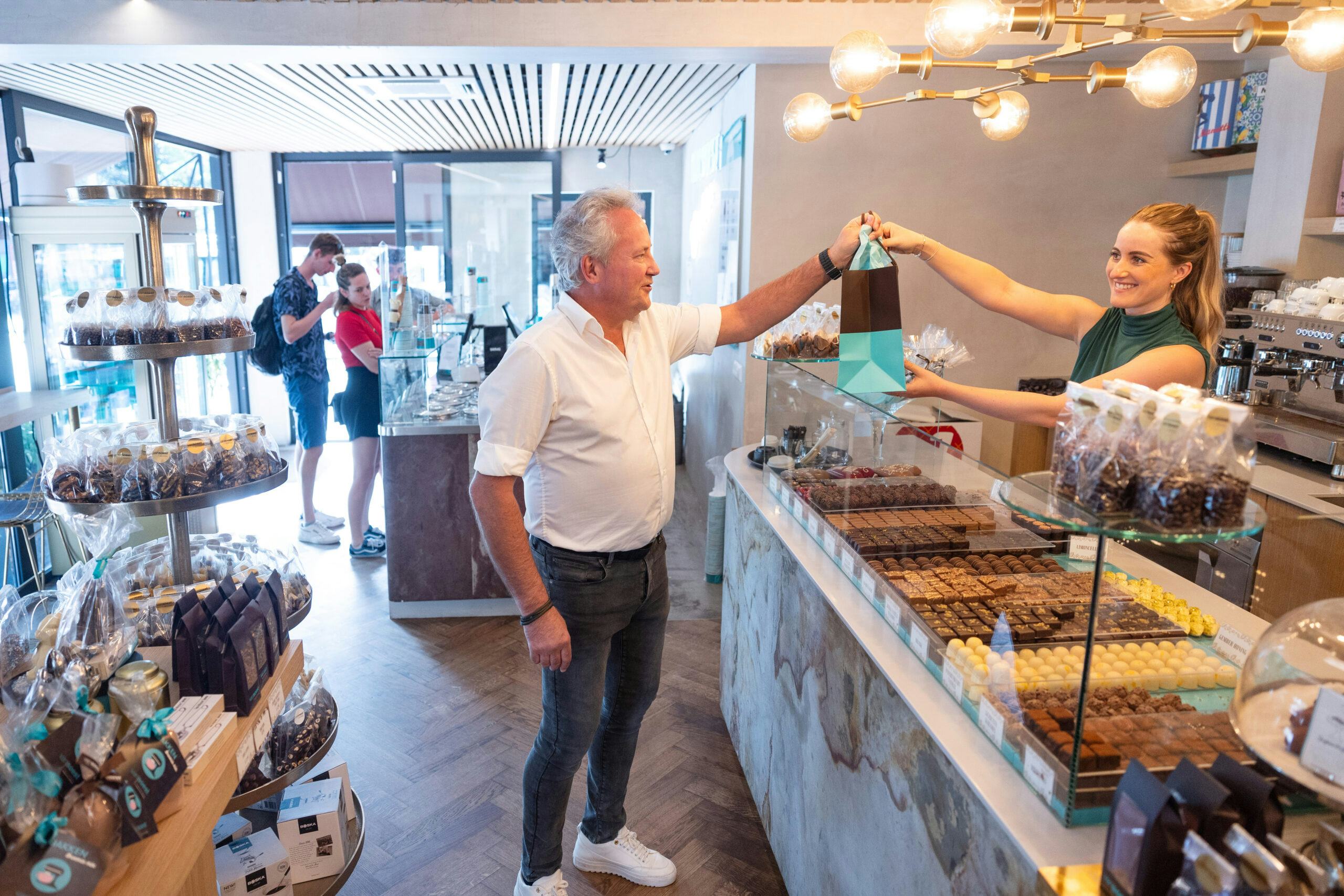 Klantvriendelijkheid en binding met de buurt zijn twee belangrijke ingrediënten voor Van Soest Chocolaterie. Foto's: Herbert Wiggerman