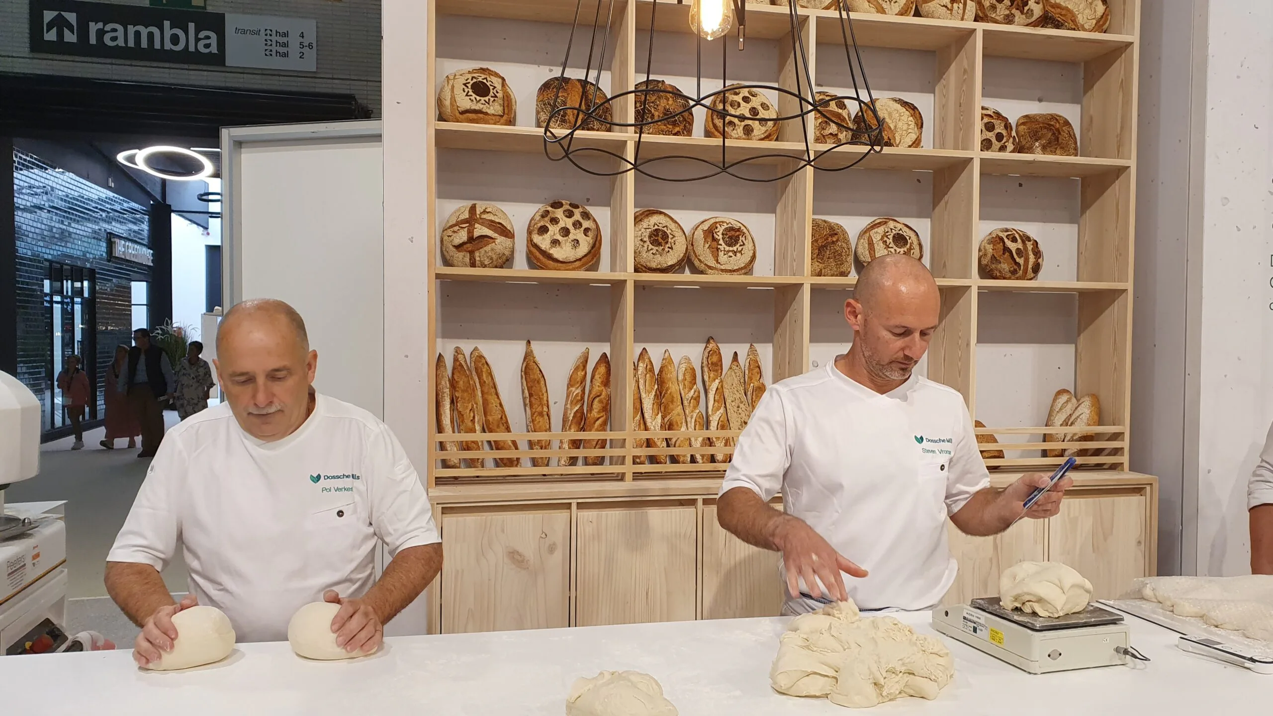 Op de stand van molenaar Dossche Mills demonstreerden bakkers hoe een desembrood gemaakt wordt.