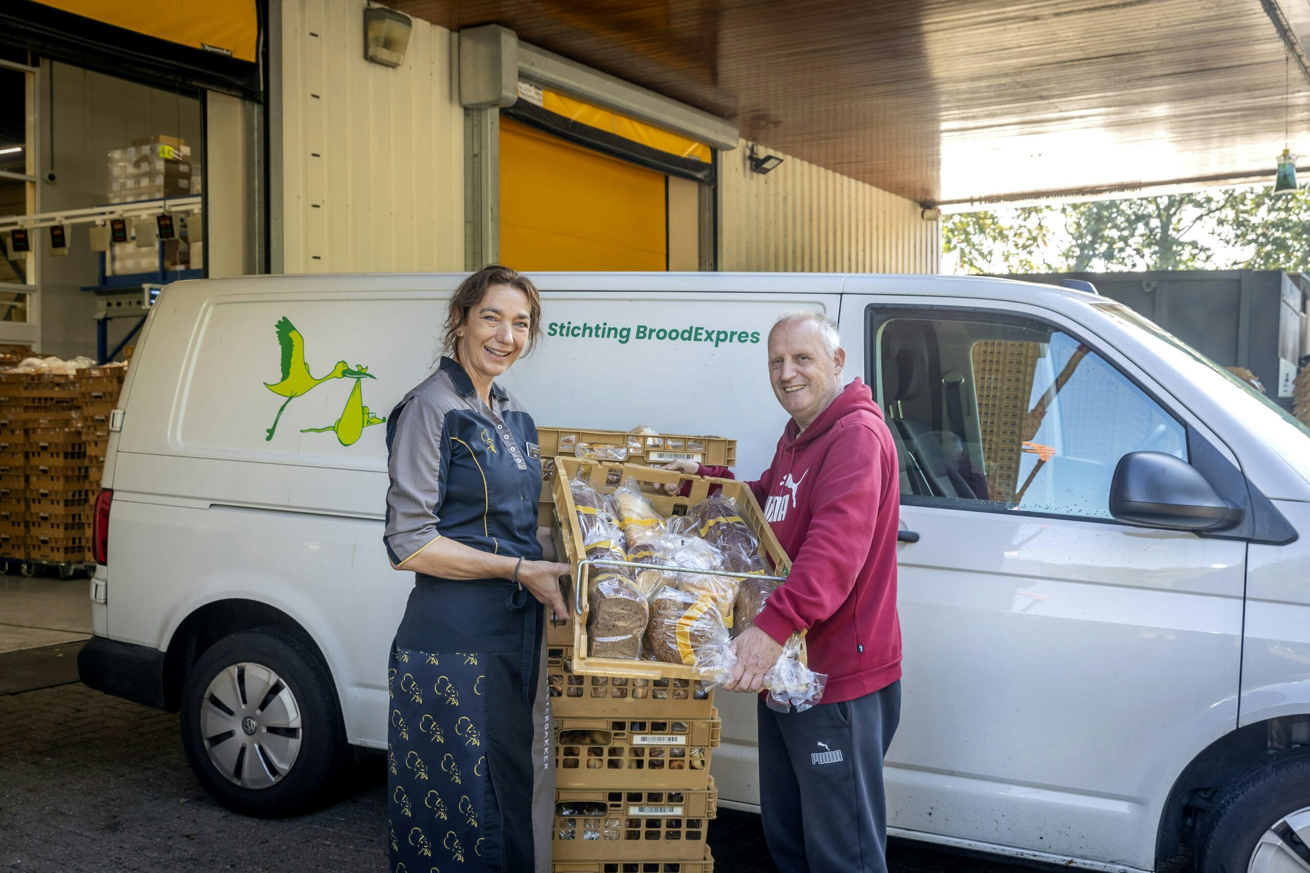 De Stichting Brood Express haalt niet-verkocht brood op, dat onder meer naar de Voedselbank gaat. Foto's: Roel Dijkstra Fotografie/Dennis Wisse