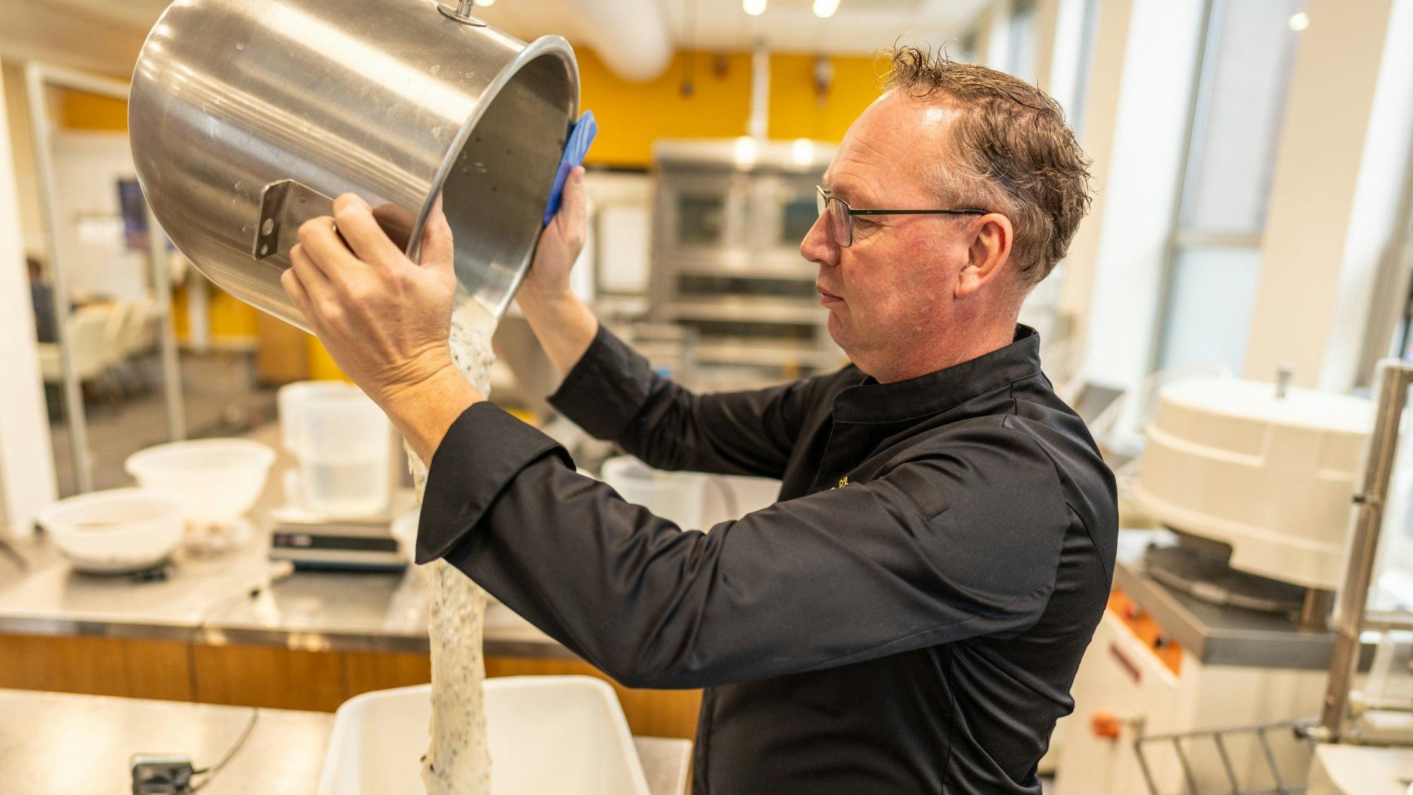 Meester Boulanger en oliebollenkeurmeester Wietse Schiere van Royal Koopmans. Foto: Royal Koopmans