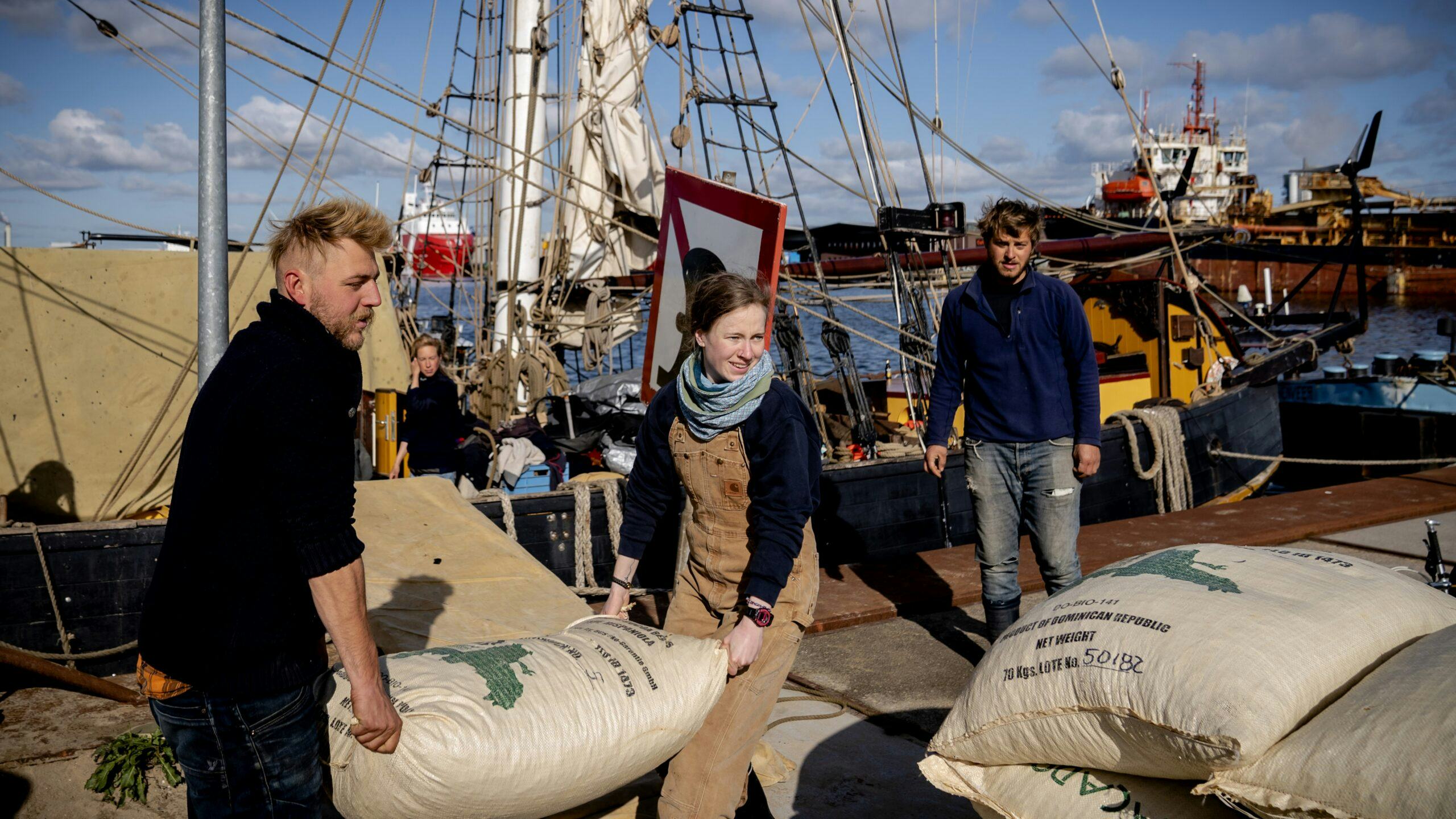 Vrachtschip Tres Hombres brengt puur op windkracht biologische Fairtrade cacaobonen naar de chocoladefabriek van de Chocolatemakers. Foto: ANP/ Hollandse Hoogte/Sander Koning