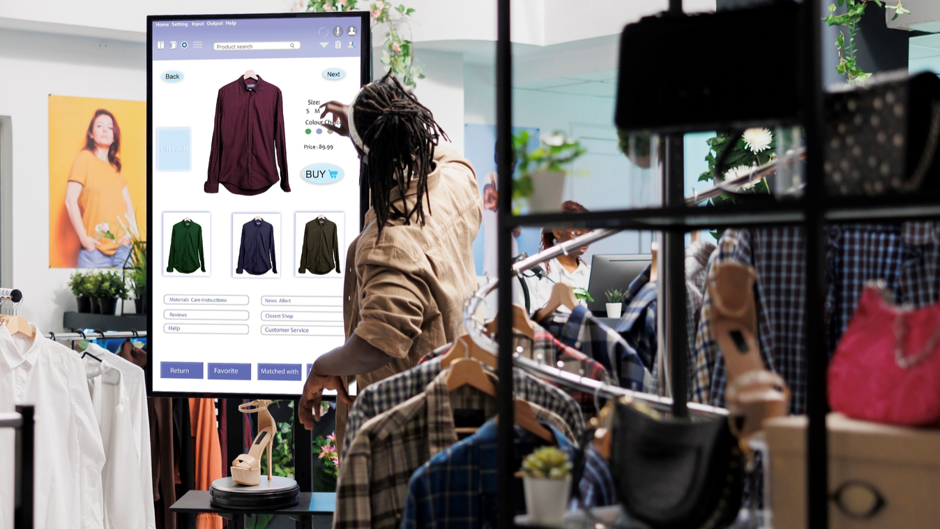 Voorbeeld van een digi-scherm in een kledingwinkel. Foto Mood Media