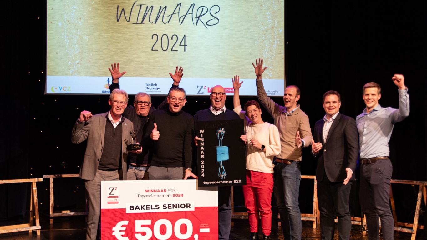 Ronald Menting en een gedeelte van het Bakels Team nadat zij tot winnaar werden uitgeroepen.   