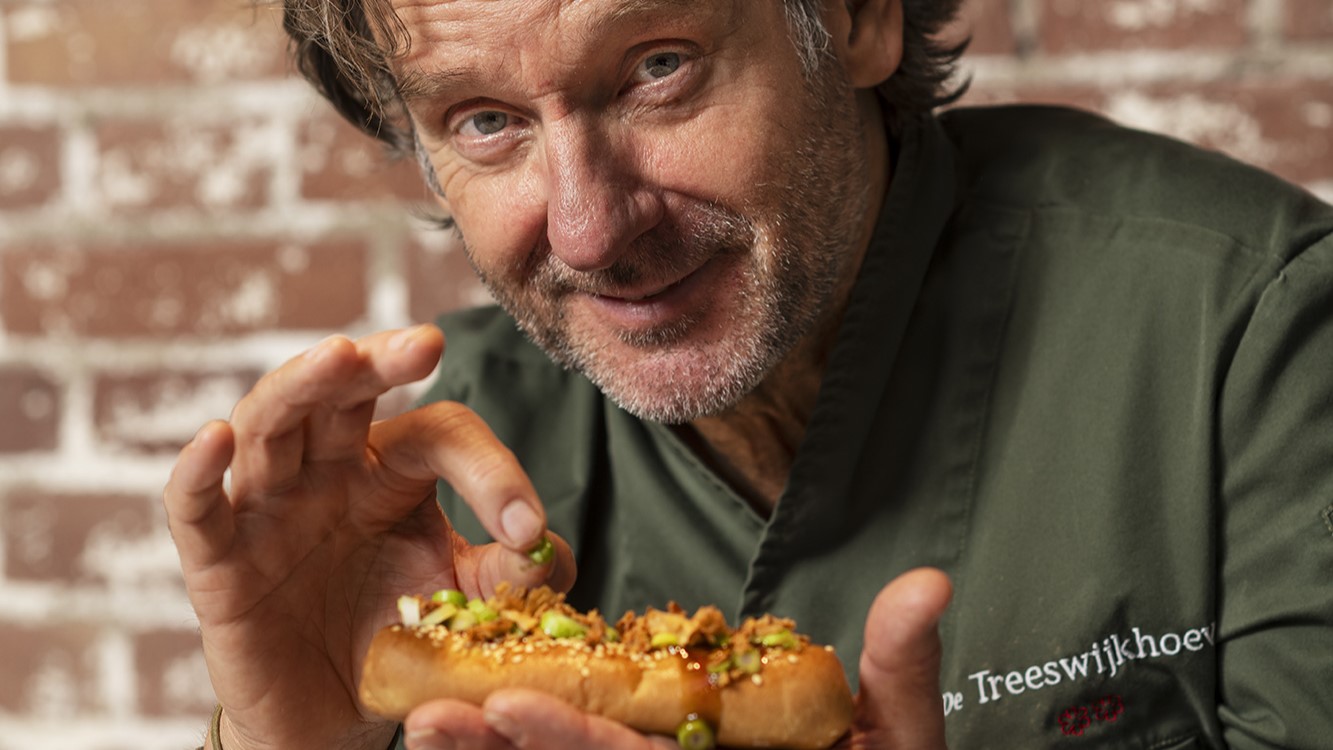 De jongste innovatie van sterrenchef Dick Middelweerd is het worstelnbroodje teriyaki. Foto: Bakerstreet