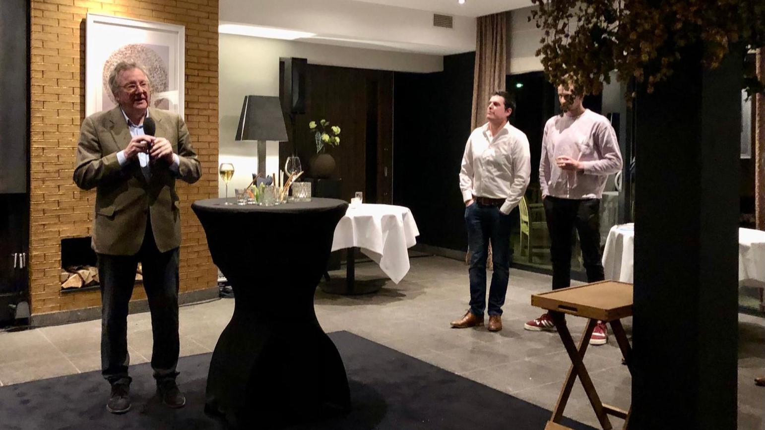 Peter Klosse spreekt de genodigden toe. 