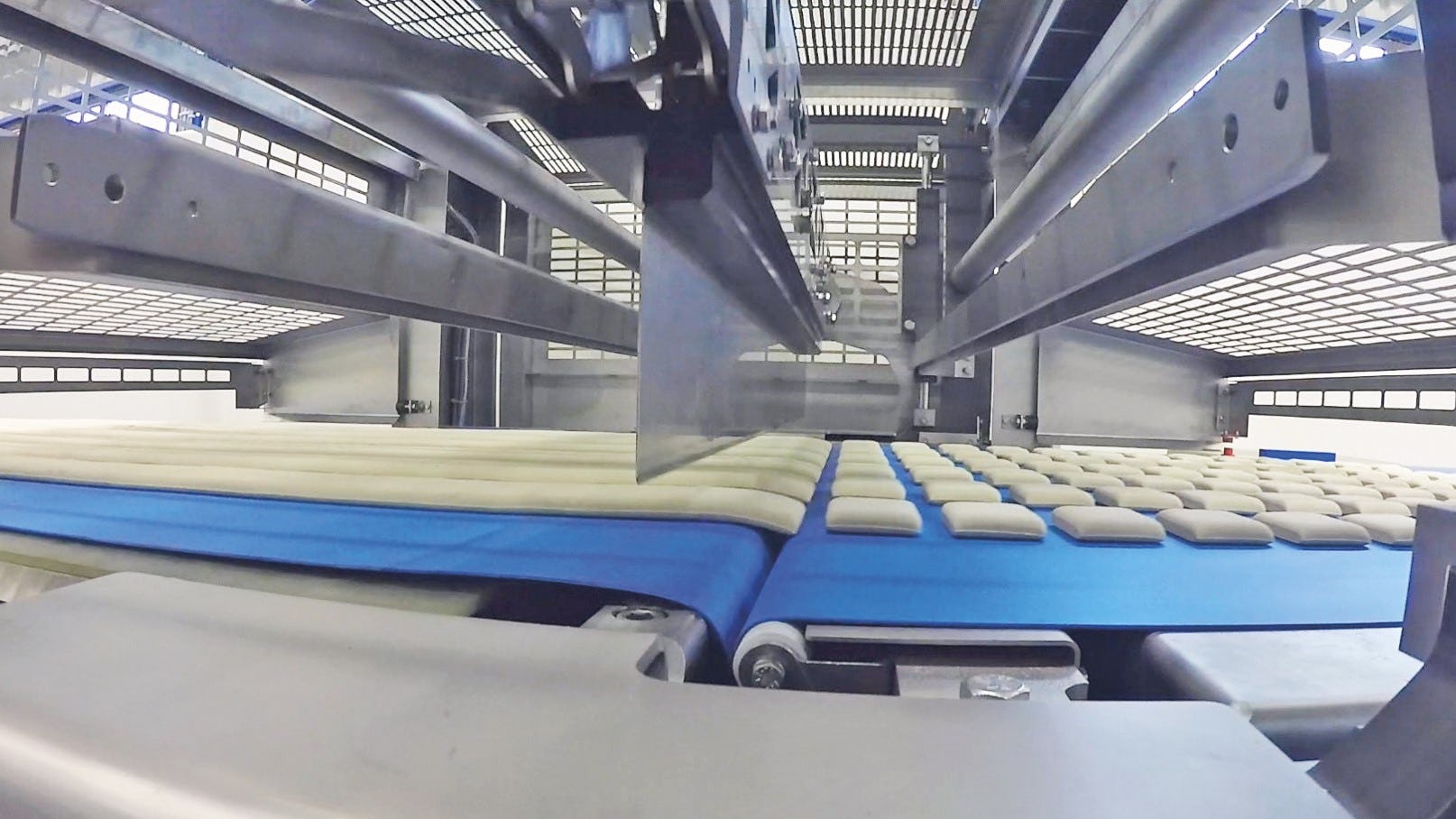 De nieuwste techniek gaat uit van het mechanisch in stukken snijden van deeg, die daarna machinaal worden opgemaakt. Foto: Rademaker