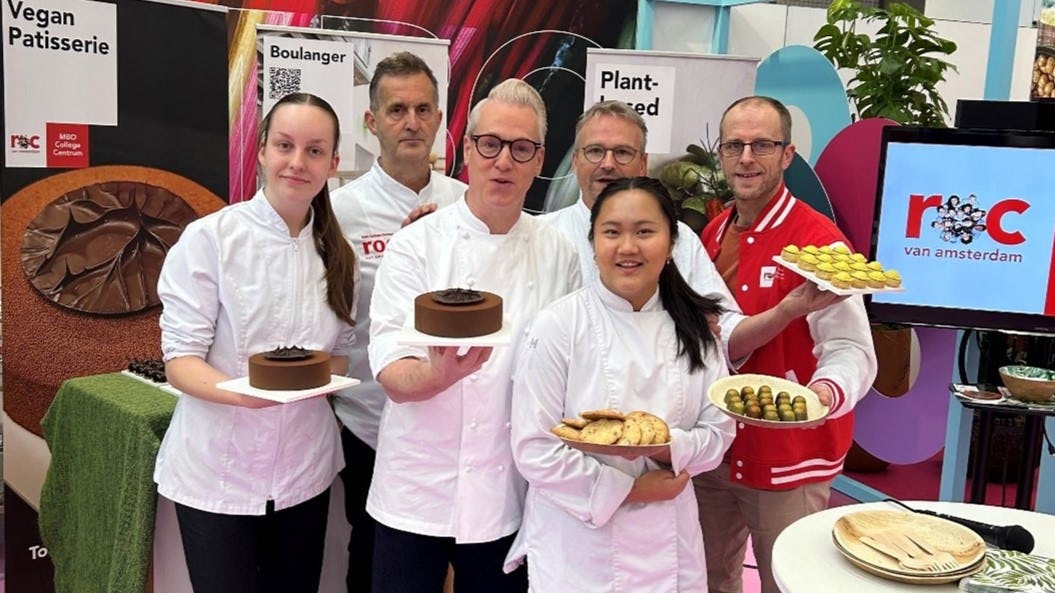 Rudolph van Veen draagt het onderwijs een warm hart toe en juicht de nieuwe vegan trend toe. Op de foto vlnr: studente Carlijn de Bruin, Stef van Zoomeren (docent-patissier), Rudolph van Veen, Dennis de Jong (docent-patissier), studente Yolin Berghuizen en Neil Commandeur (opleidingsmanager) van het ROC van Amsterdam.