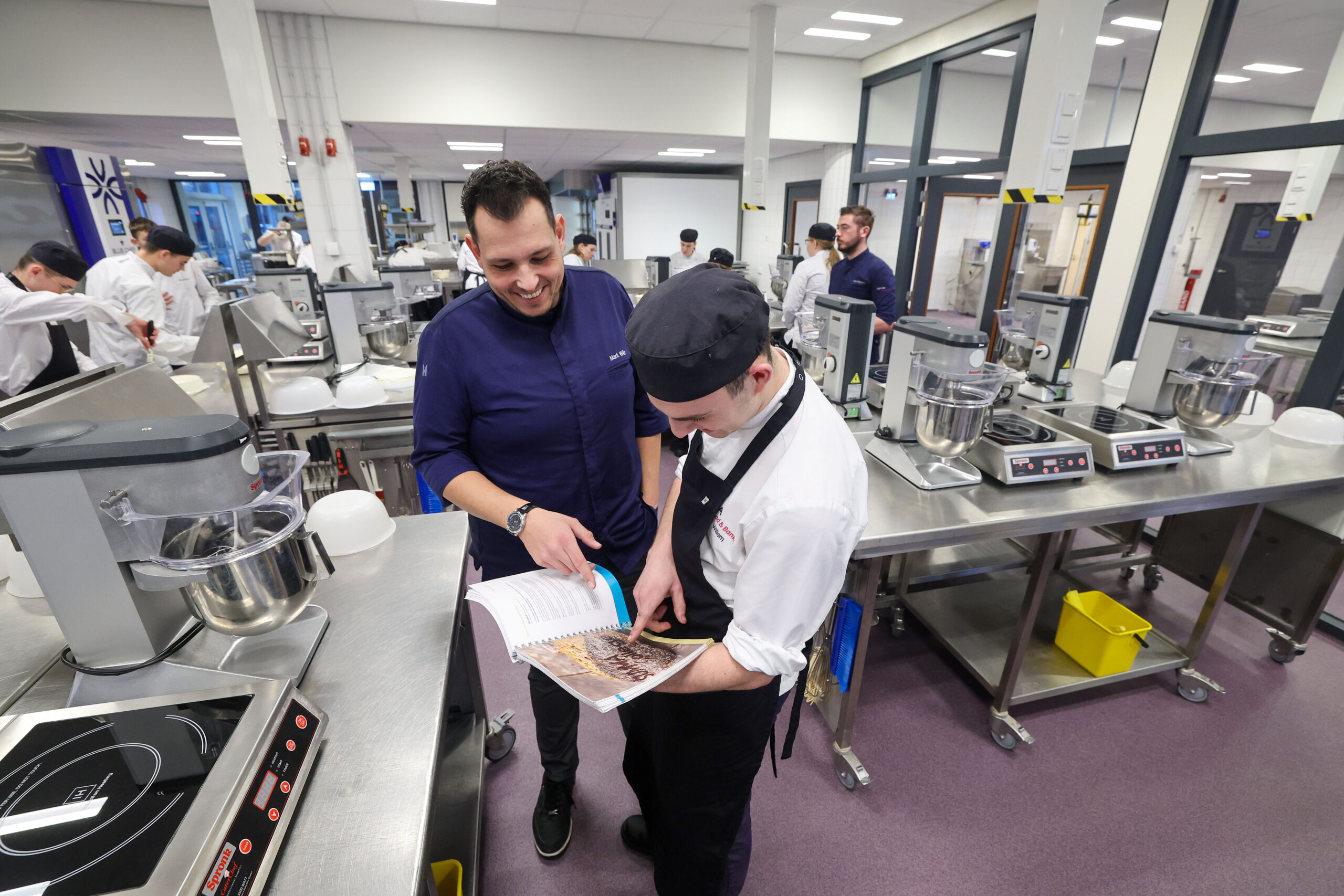 Behalve de bakkerij is ook de lesmethode van het Summa College state-of-the-art. Docent Mark Wils (l) geeft uitleg. Foto's: Bert Jansen
