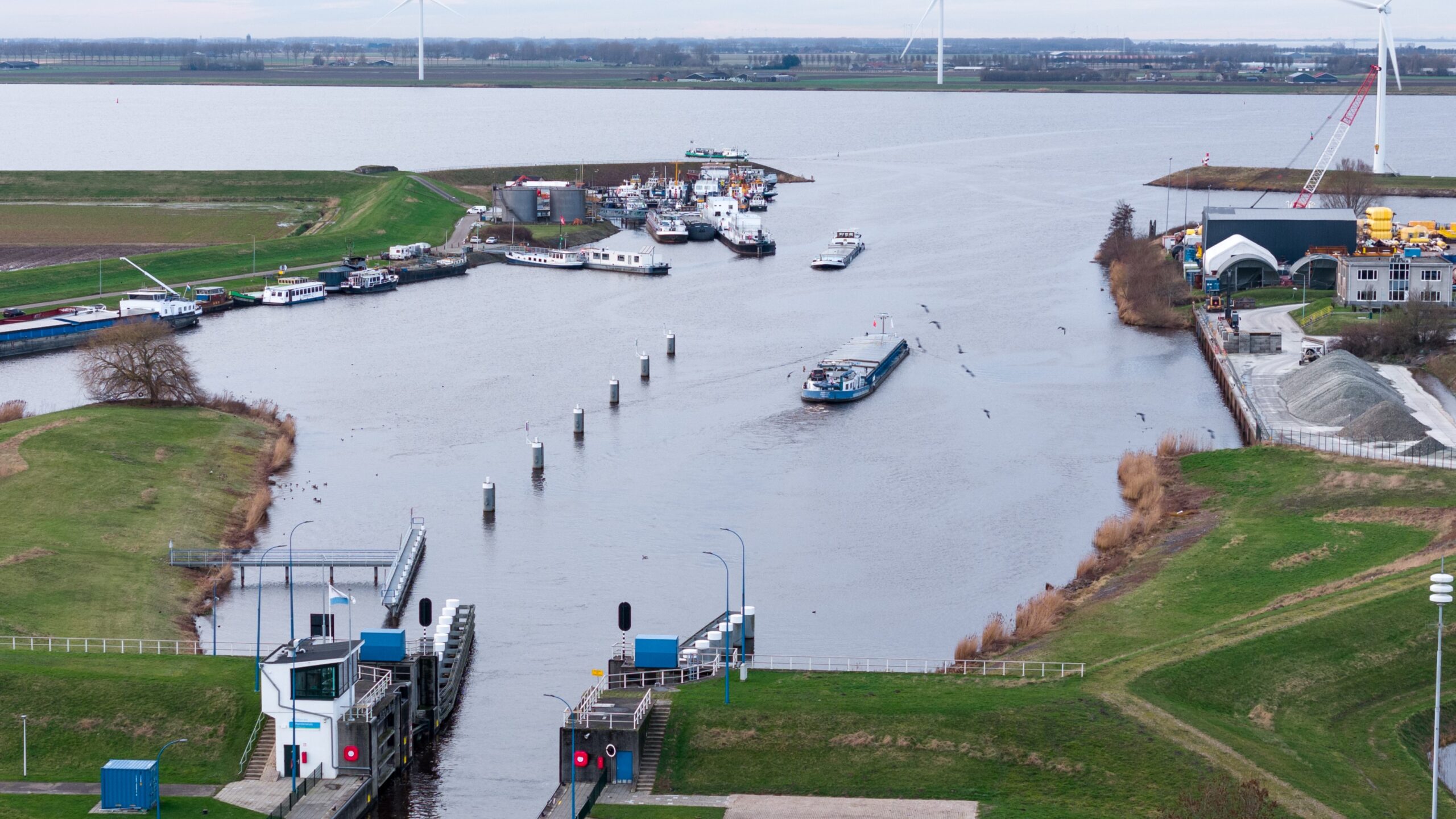 Het eerste schip op biobrandstof dat Nedertarwe duurzaam vervoert.