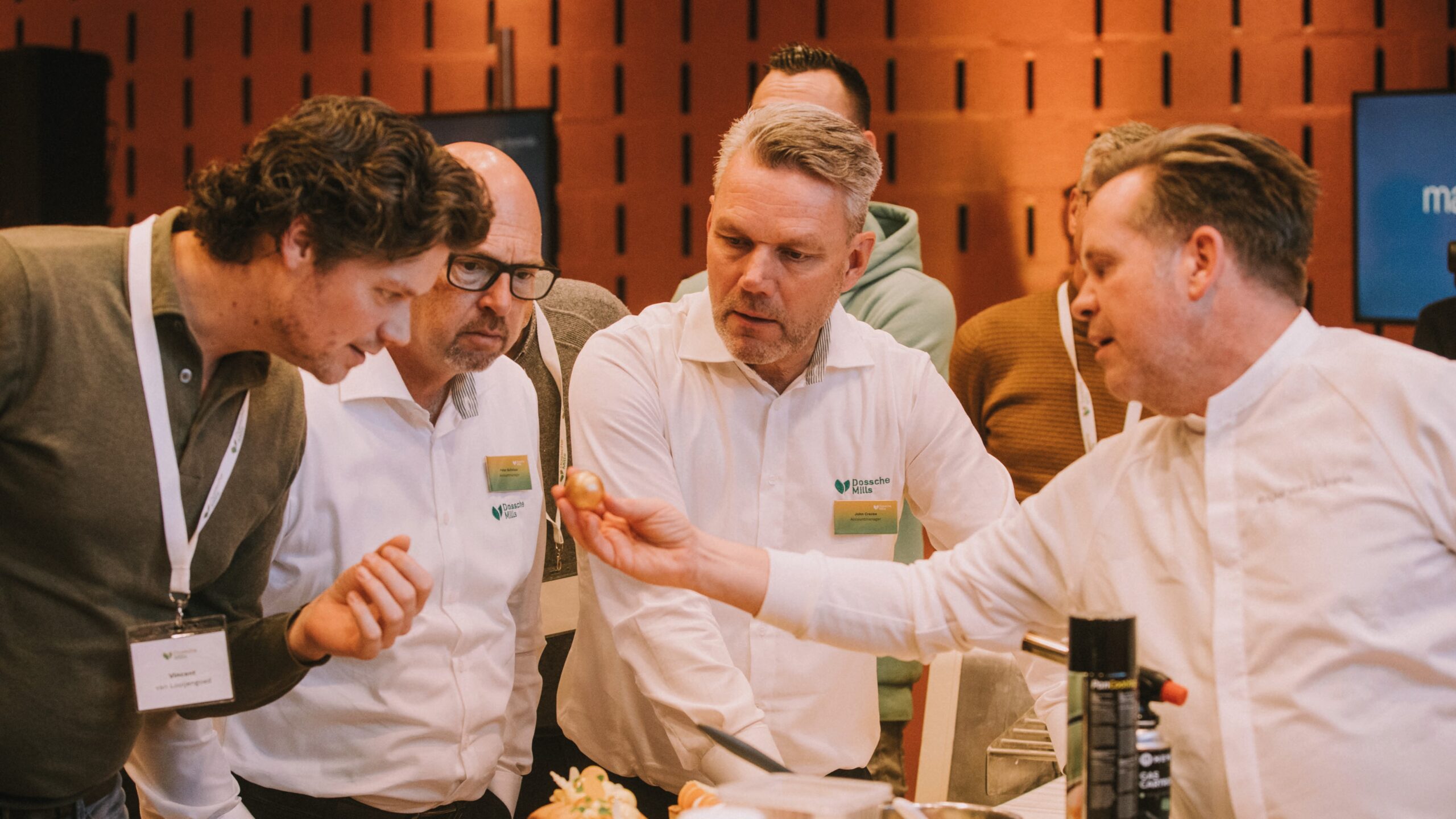 De belangstelling voor de masterclass was groot, Roger van Damme (r) geeft hier uitleg. Foto's: Dossche Mills